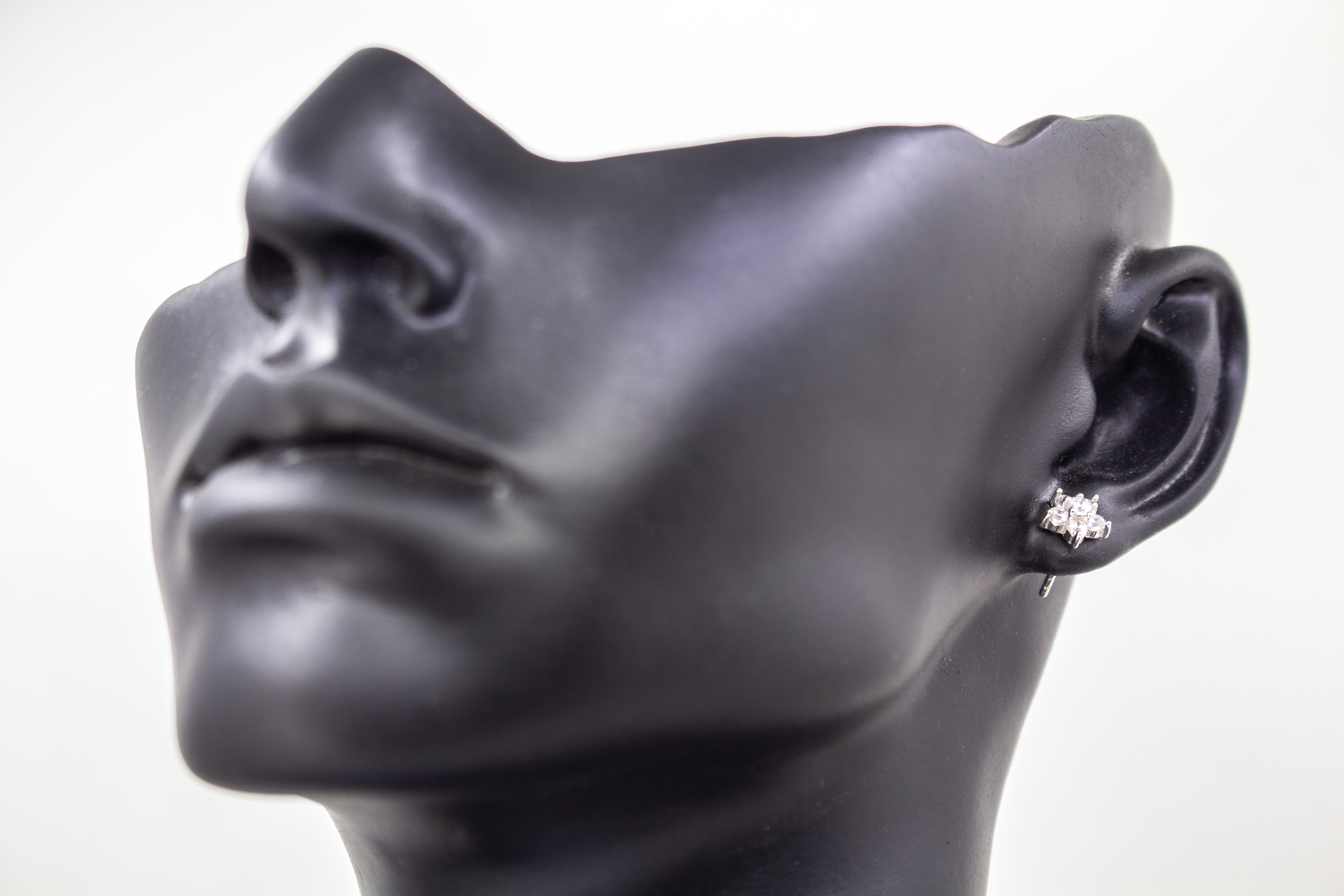 Filigrane Blumen-Ohrstecker aus rhodiniertem 925er Silber in Form einer kleinen Blüte mit funkelndem Zirkonia-Besatz im Onlineshop von Goldschmiede Regina Kraus.
