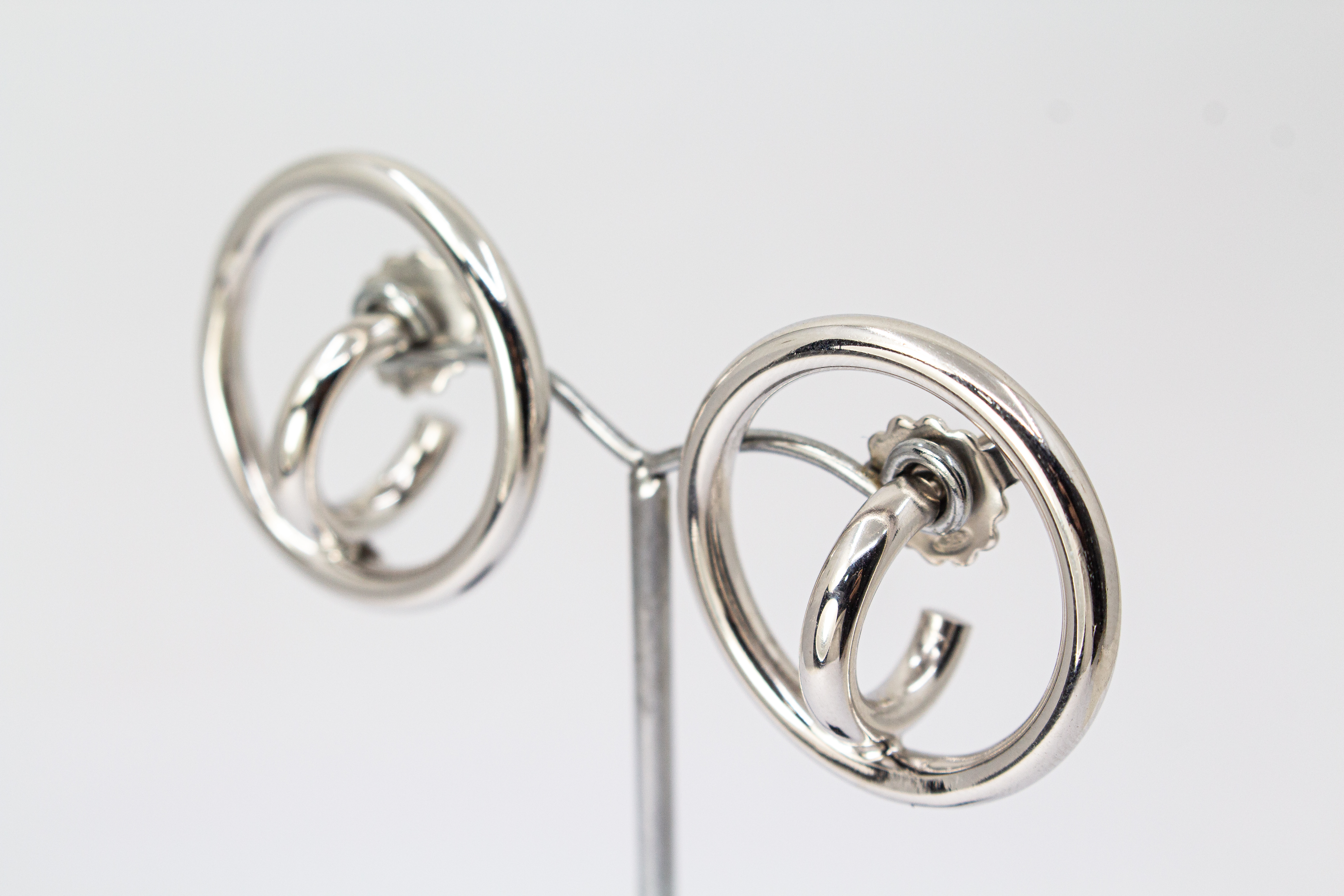 Italienische Design-Ohrstecker Orbita von Diva Gioielli aus hochglanzpoliertem, rhodiniertem 925 Sterling Silber im Doppelkreis-Look, erhältlich bei der Goldschmiede Regina Kraus.