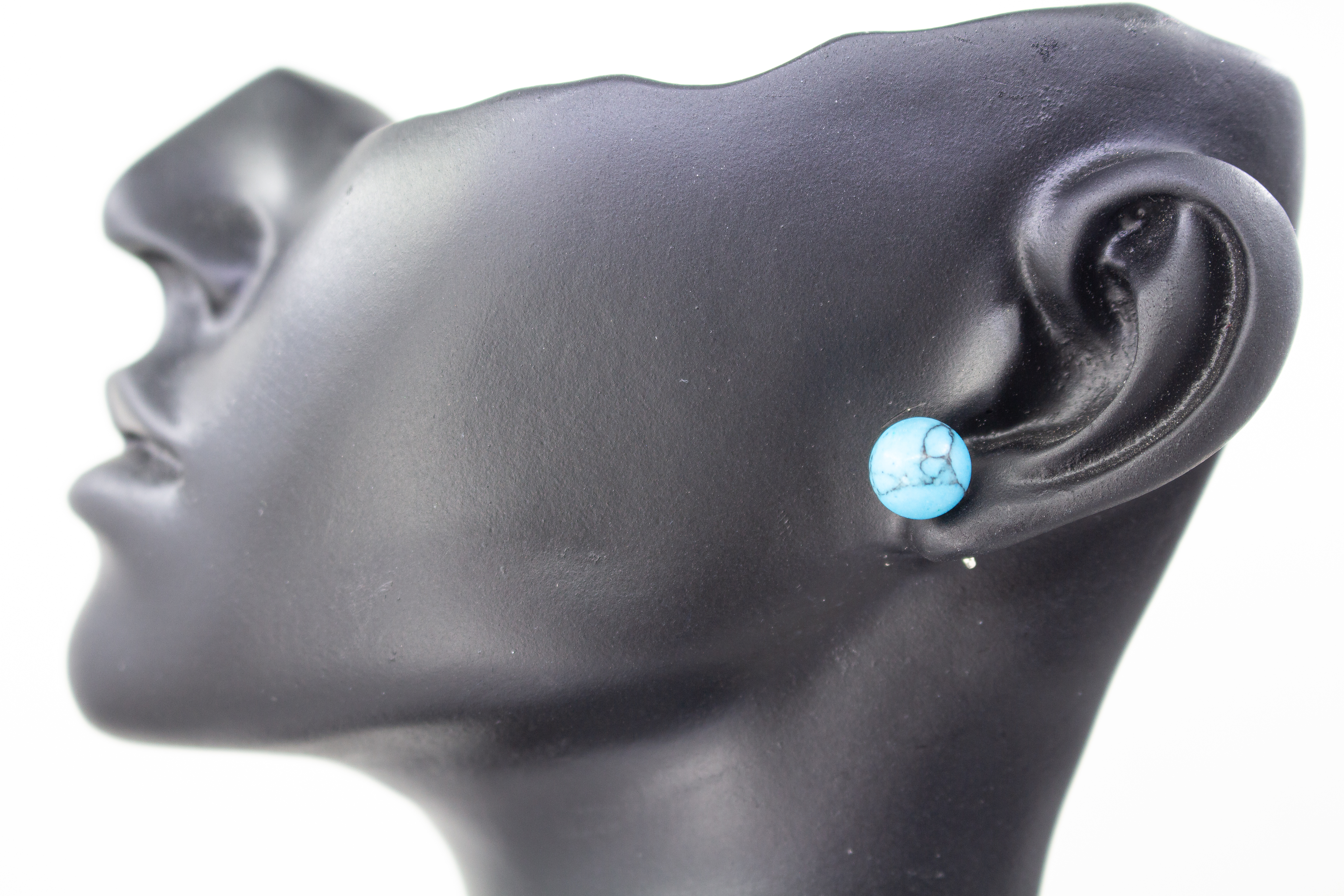 Klassische Kugelohrstecker aus leuchtend blauem Türkis-Edelstein mit charakteristischer dunkler Aderung und Stiften aus 925 Sterling Silber aus dem Online-Shop der Goldschmiede Regina Kraus.