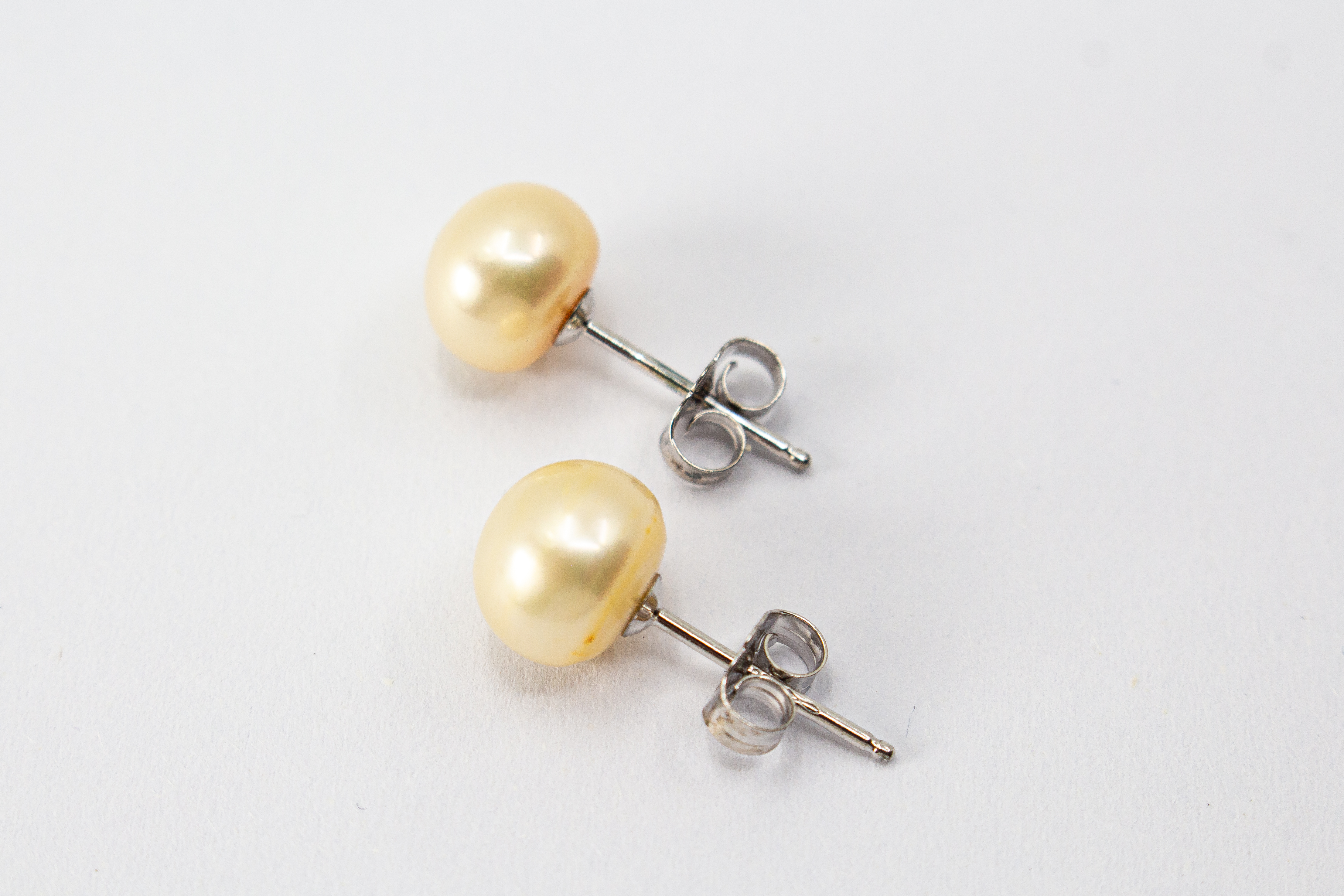 Elegante Ohrstecker „Champagnerperle“ aus 925er Sterlingsilber mit hellgelben Süßwasserzuchtperlen und feinem champagnerfarbenem Schimmer.
