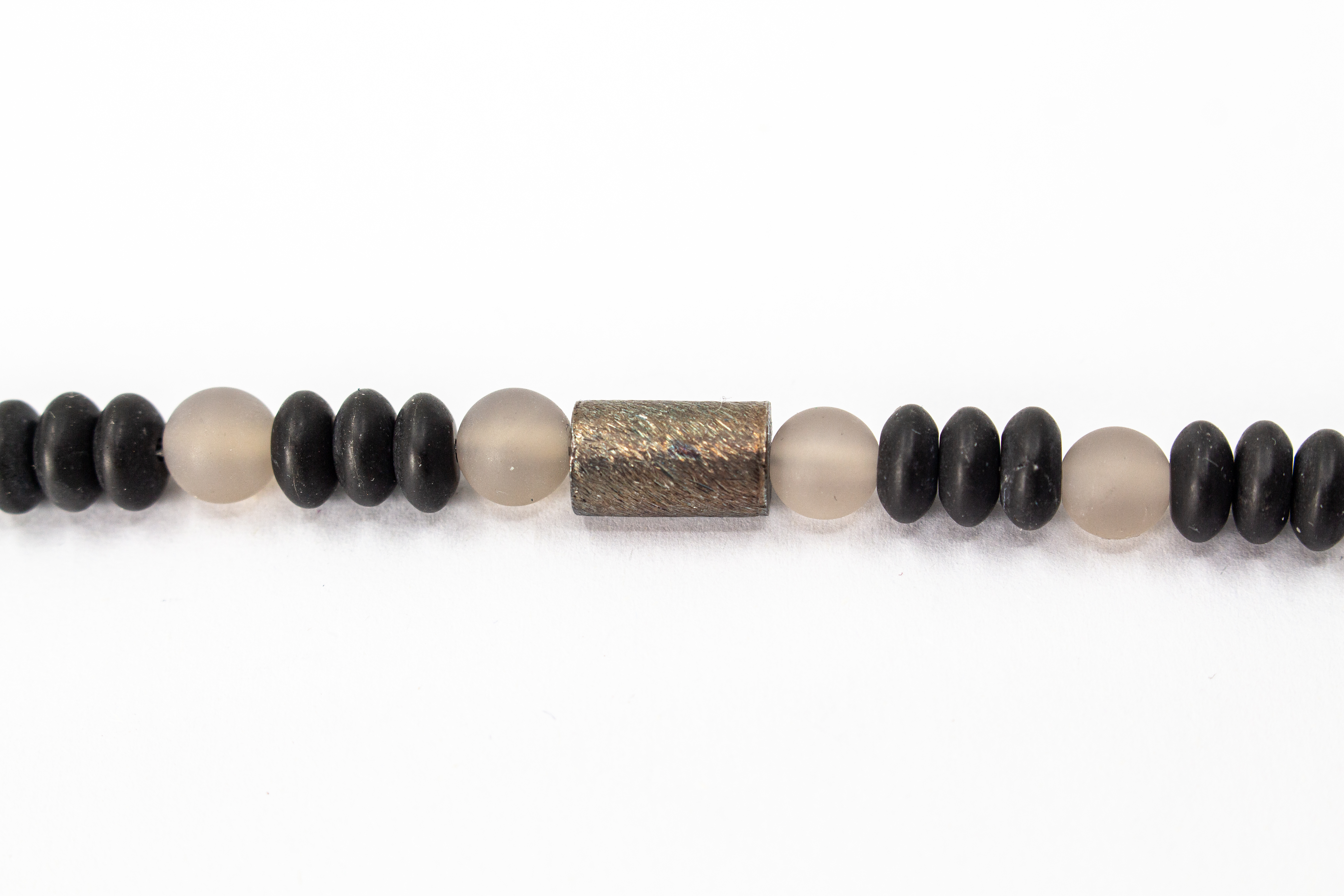Herrenarmband „Vulkangrau“ aus matten Achat-Perlen und Lavasteinen mit markantem Element aus geschwärztem Silber.