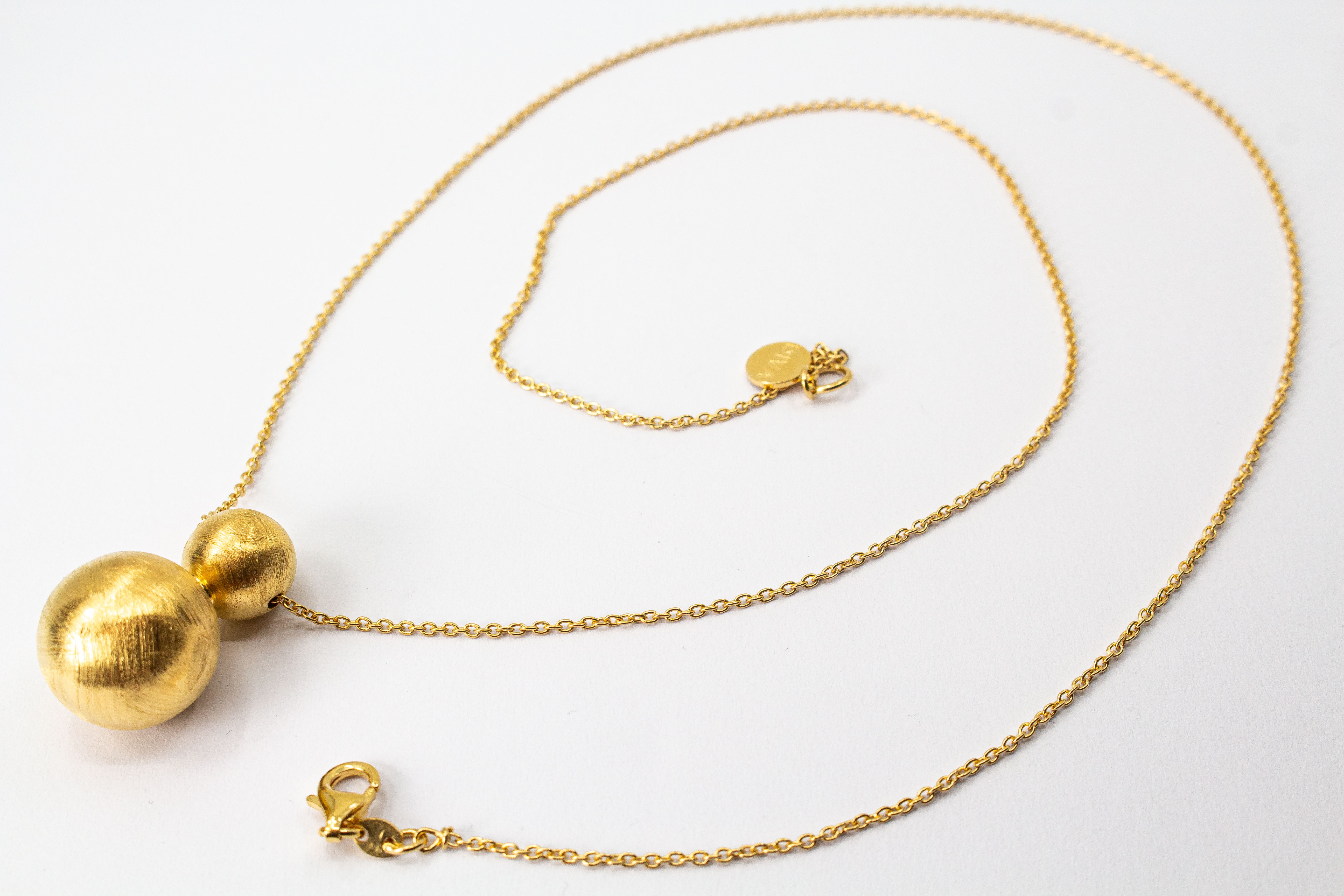 Italienische Design-Halskette von Diva Gioielli aus vergoldetem 925 Sterling Silber mit einem Anhänger aus zwei mattierten Goldkugeln
