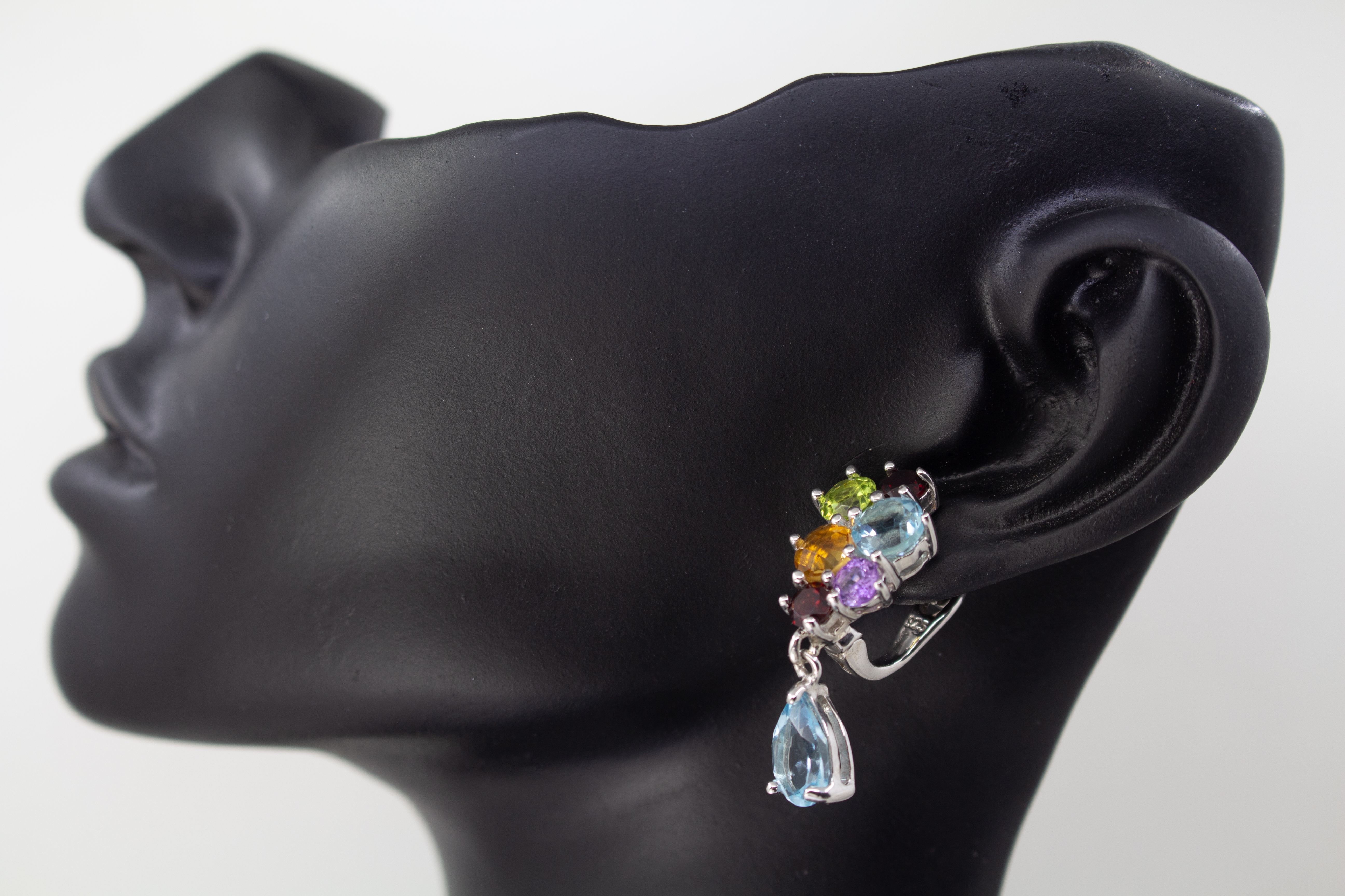 Elegante Multicolor-Edelstein-Ohrhänger aus rhodiniertem 925 Silber von der Goldschmiede Regina Kraus. Die detailreichen Ohrringe zeigen ein farbenfrohes Cluster aus rund facettierten Steinen wie Amethyst, Peridot, Citrin und Granat, gefolgt von einem bew