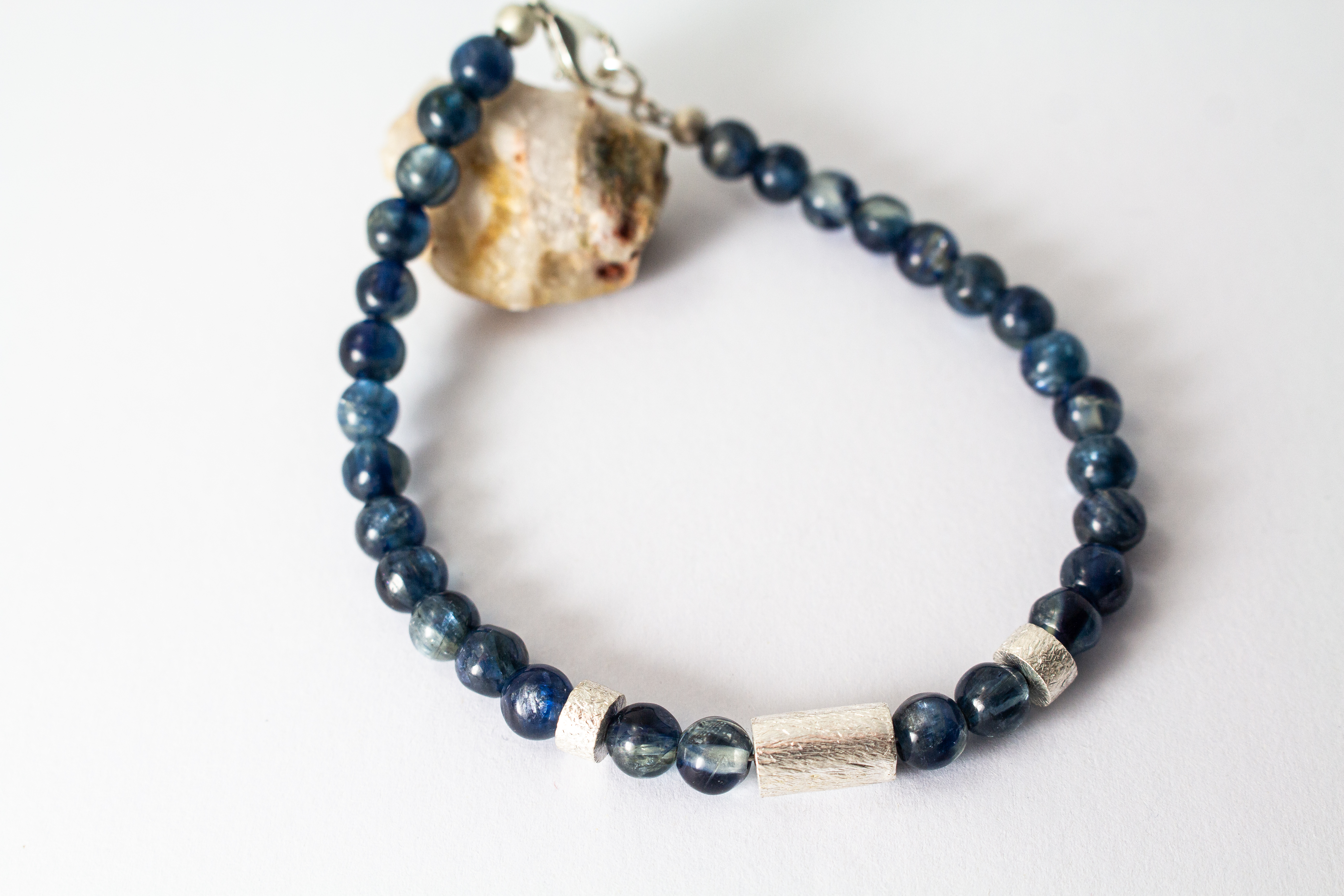Herrenarmband „Ozeantief“ aus blauem Kyanit mit strukturierten Zwischenteilen aus 925er Sterlingsilber im eleganten, maskulinen Design.