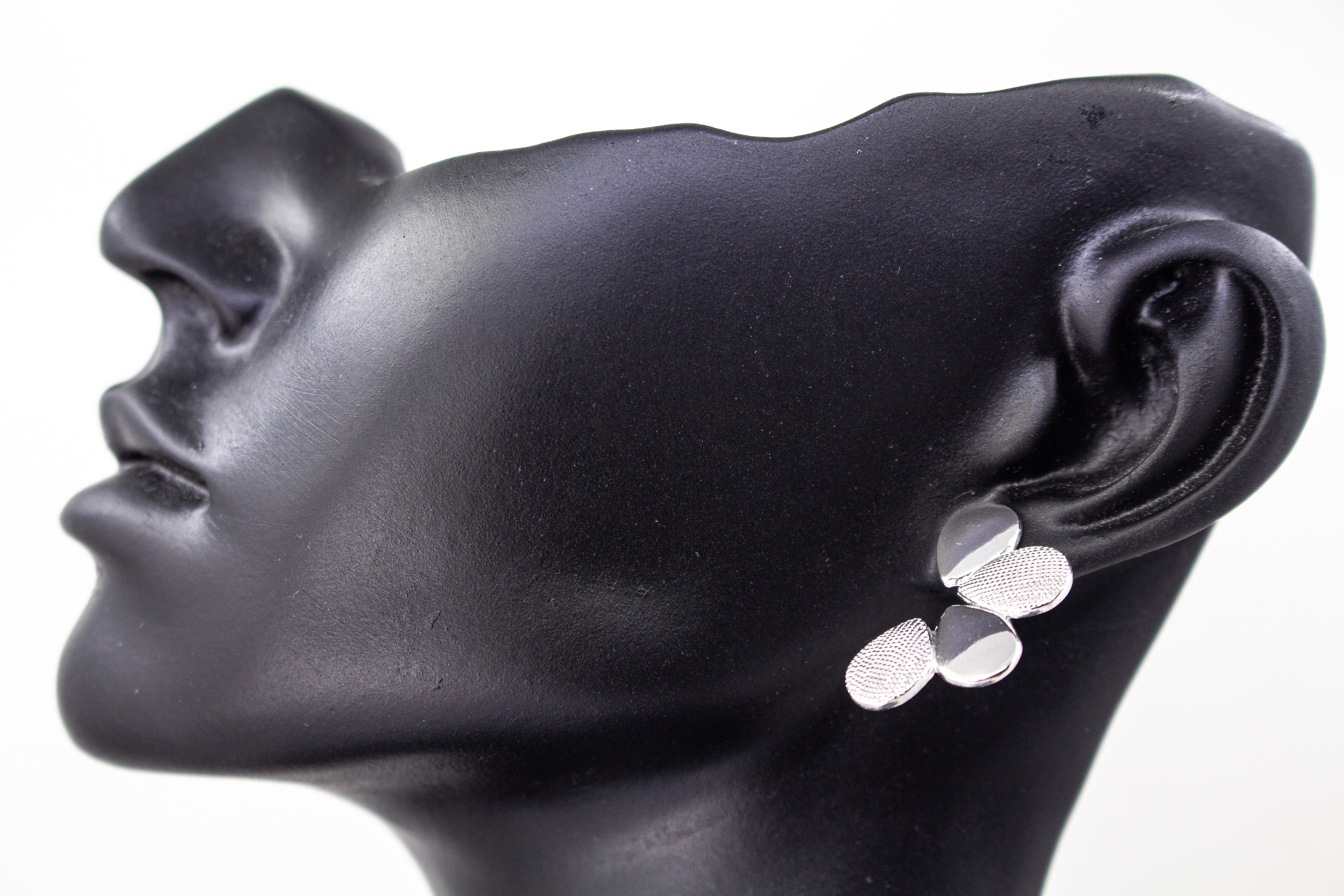 Moderne Ohrstecker der Cosmic Drop Serie von Diva Gioielli aus rhodiniertem 925 Silber. Die Ohrringe zeigen eine fächerförmige Anordnung von glatten und punktförmig strukturierten Tropfen