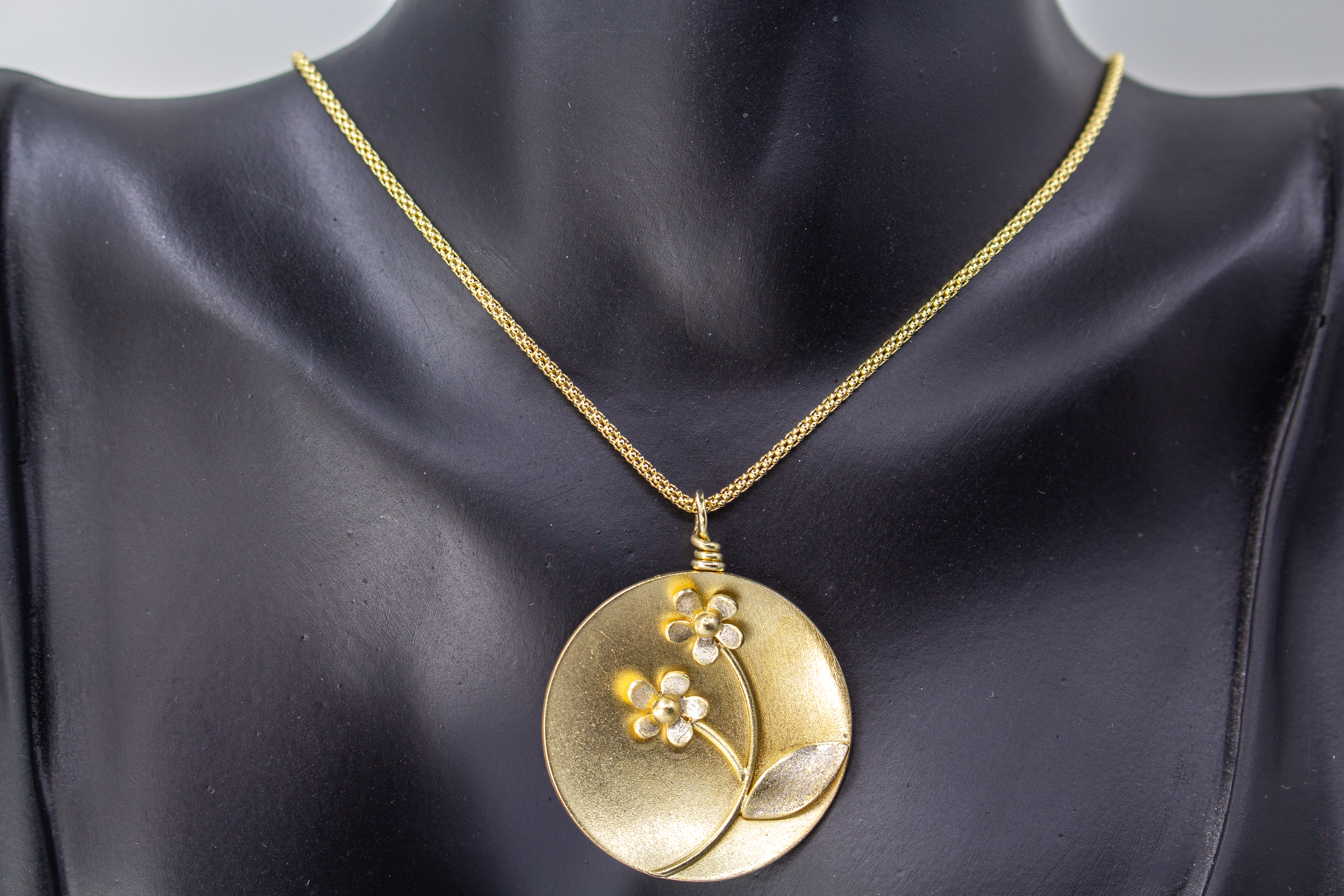 Feine Halskette mit rundem, matt vergoldetem Medaillon-Anhänger aus 20 Mikron plattiertem 925er Sterlingsilber, verziert mit einem plastischen Blumen-Motiv mit zwei Blüten und einem Blatt