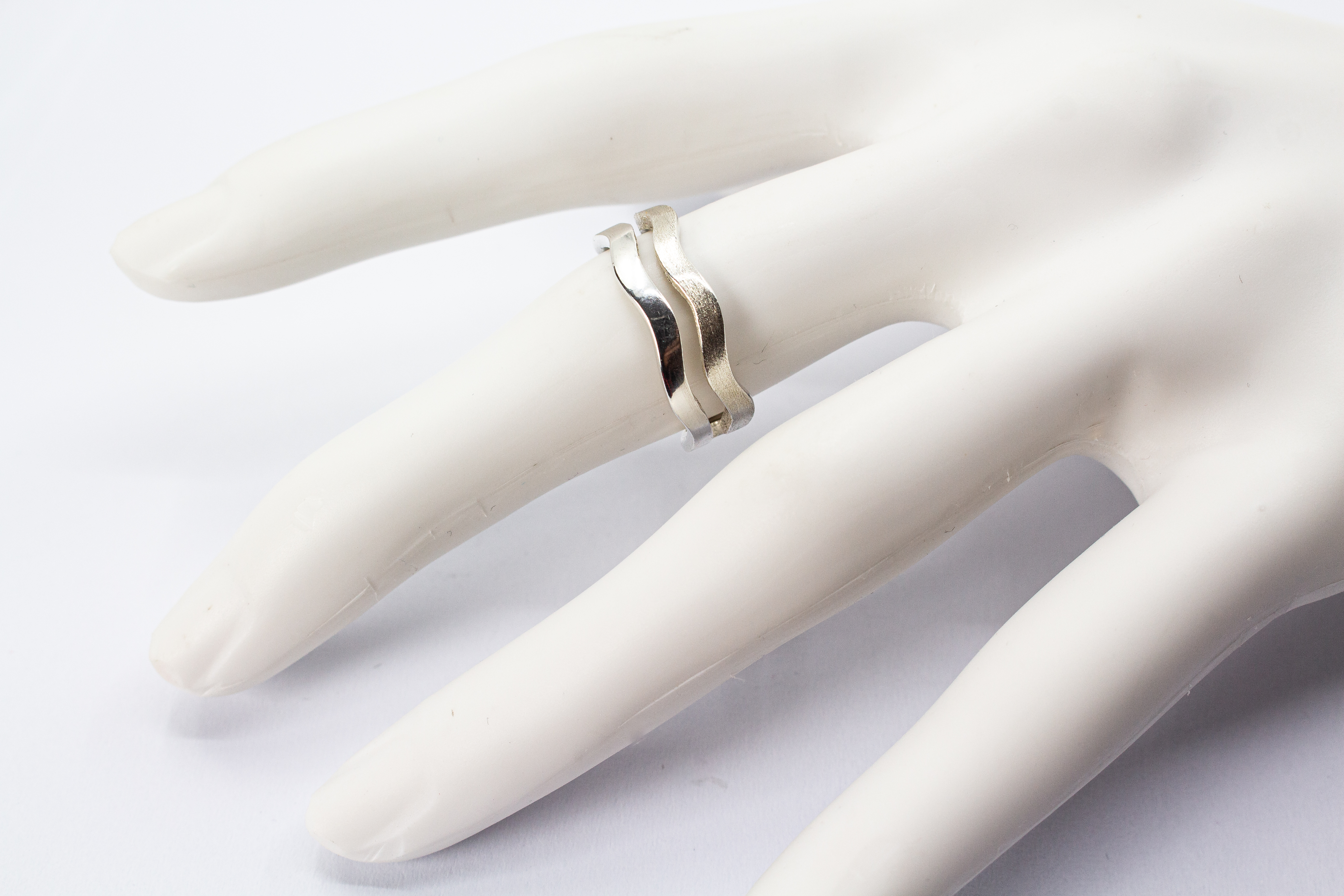 Ausgefallener Ring aus 925er Silber in zweireihiger Wellenoptik mit einer eismattierten Struktur-Schiene und einer glänzend polierten Schiene im Onlineshop von Goldschmiede Regina Kraus.