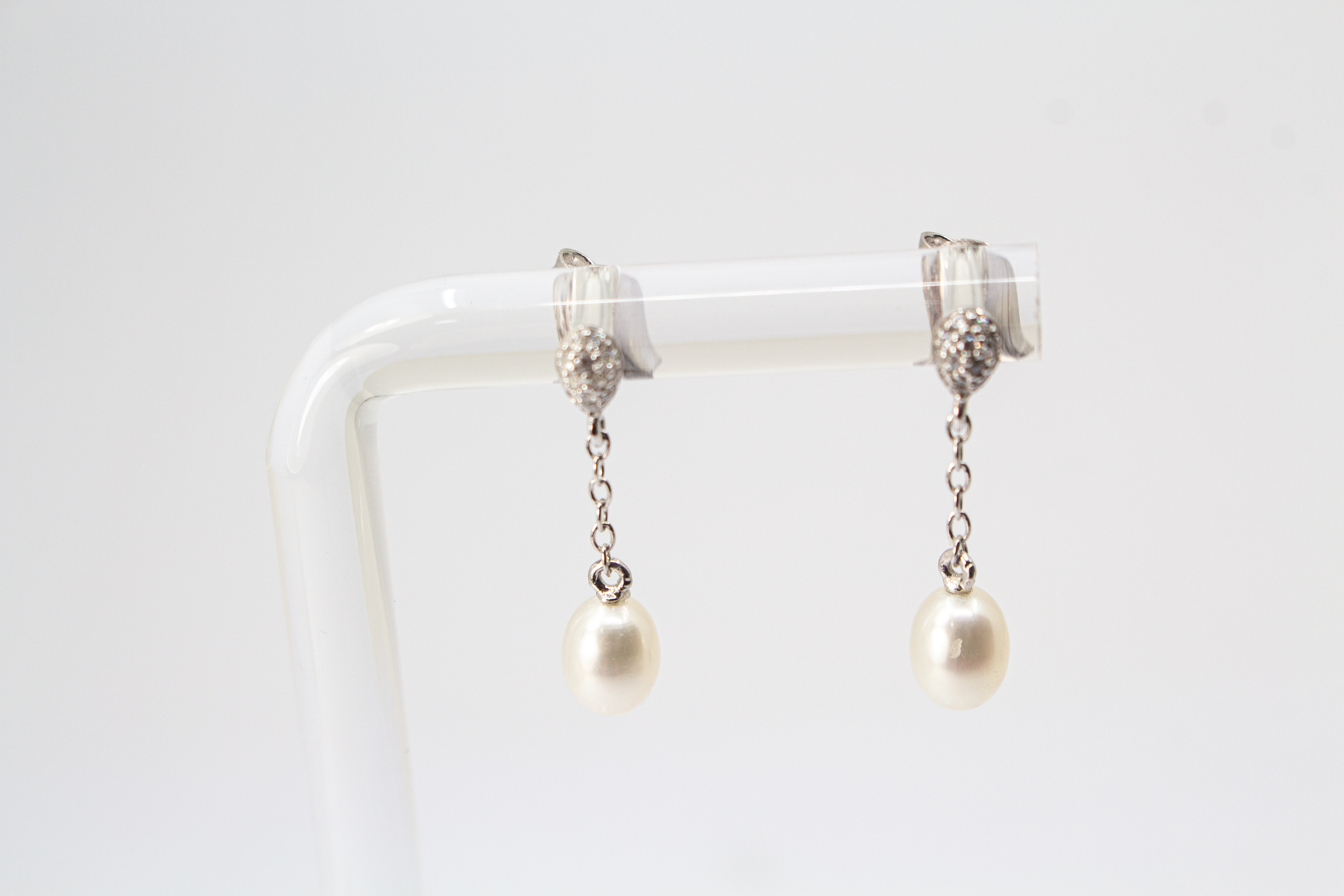 Mondschein-Duo Ohrstecker von Regina Kraus: Zweiteiliger Ohrschmuck aus rhodiniertem 925er Sterlingsilber mit weißer Süßwasserzuchtperle und funkelnden Zirkonia-Anhängern