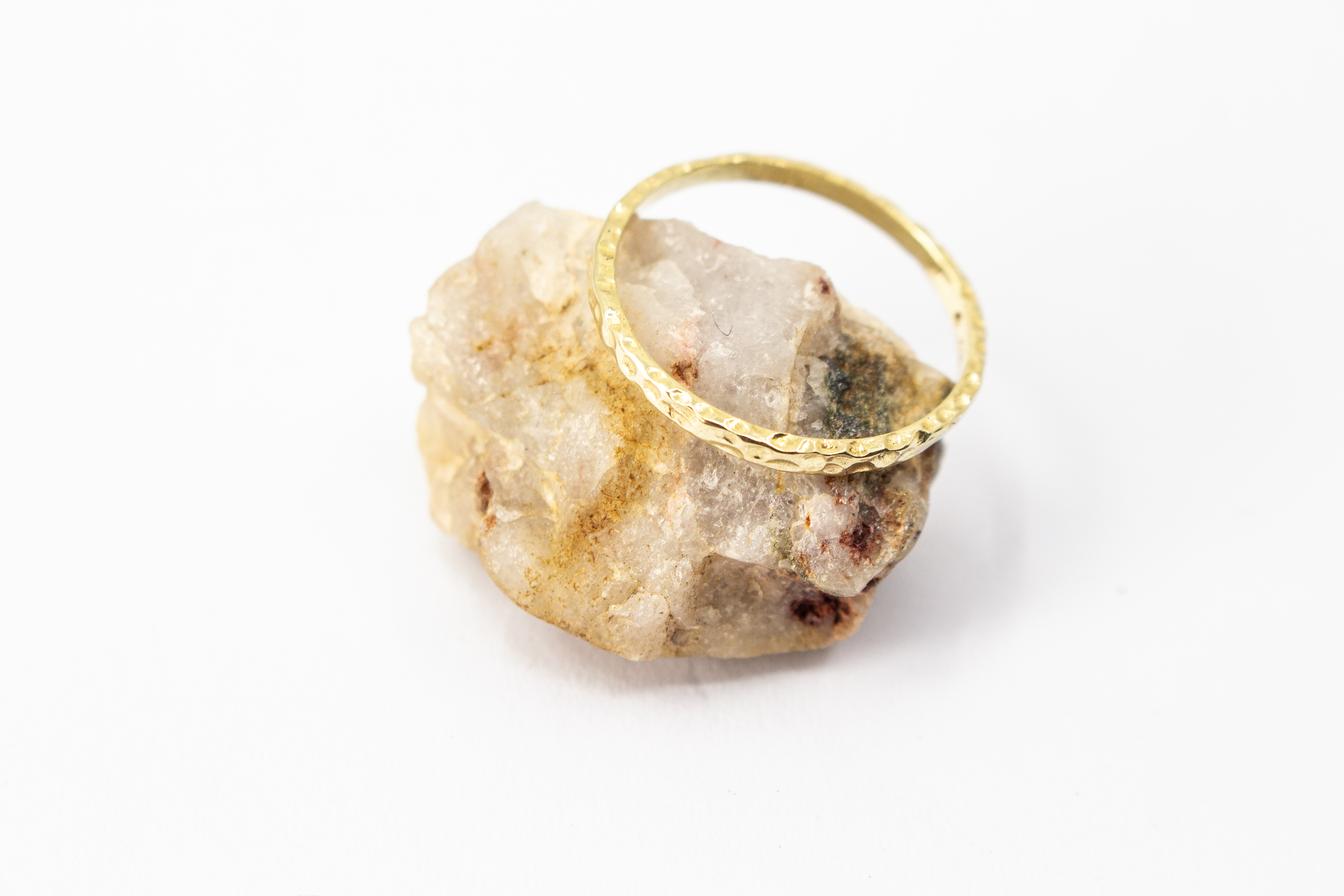 Schmaler, vergoldeter Ring aus 925er Silber mit einer markanten Oberfläche in Hammerschlagoptik im Onlineshop von Goldschmiede Regina Kraus.