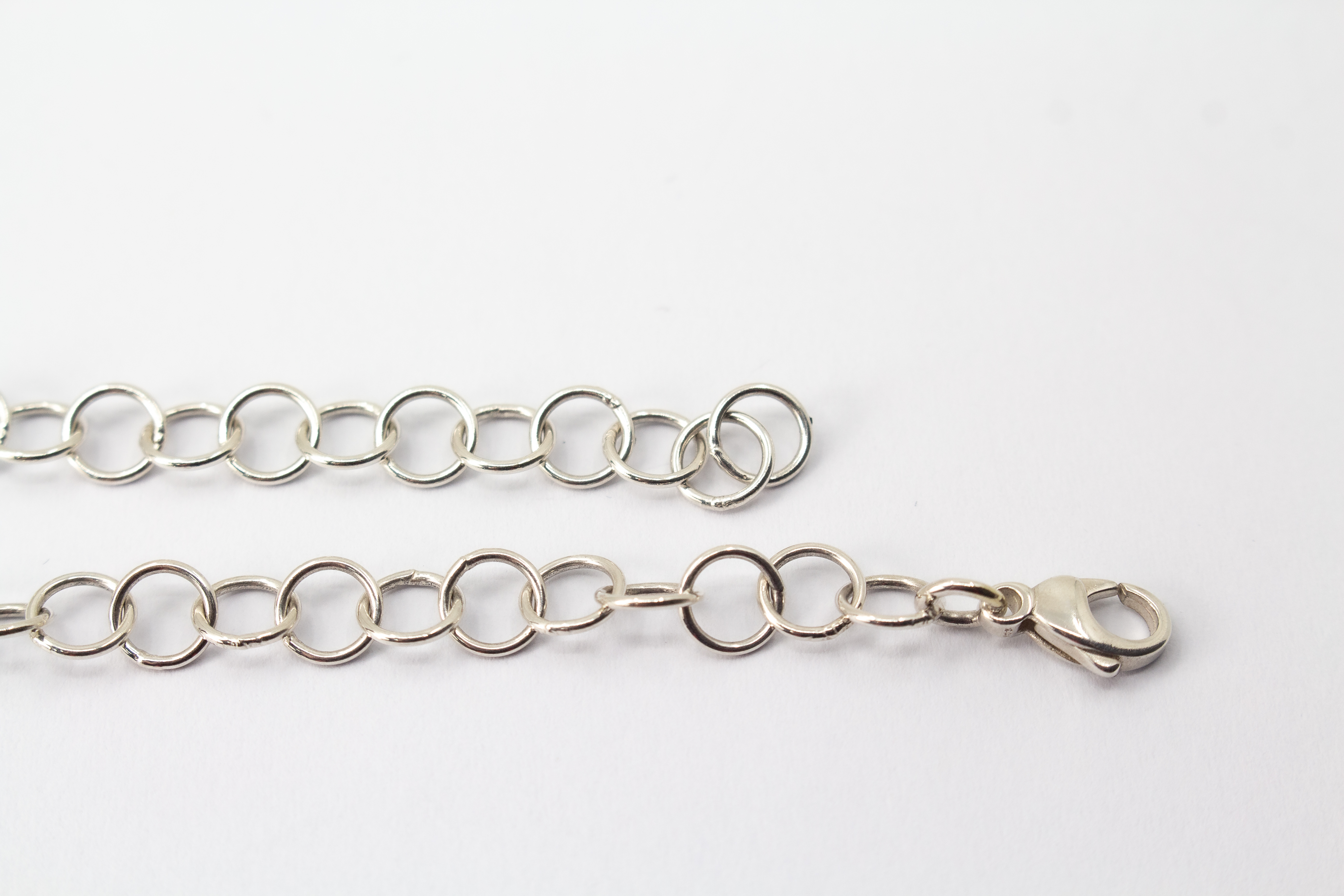 Handgefertigte Gliederkette aus poliertem 925 Sterlingsilber, zeitloser Halsschmuck der Goldschmiede Regina Kraus mit filigranen, runden Elementen