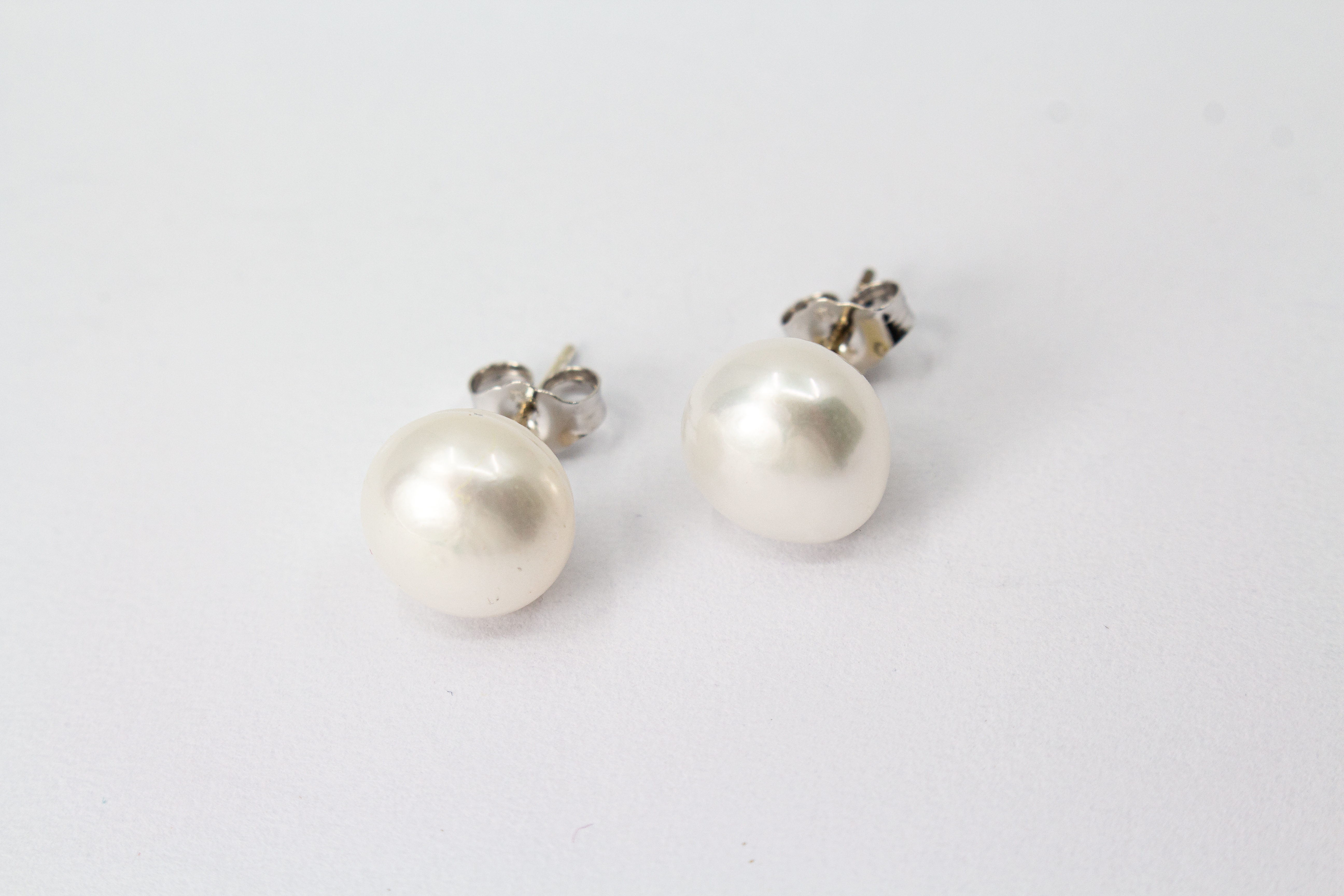 Klassische Perlenohrstecker aus 925 Sterling Silber mit echten, weißen Süßwasserzuchtperlen