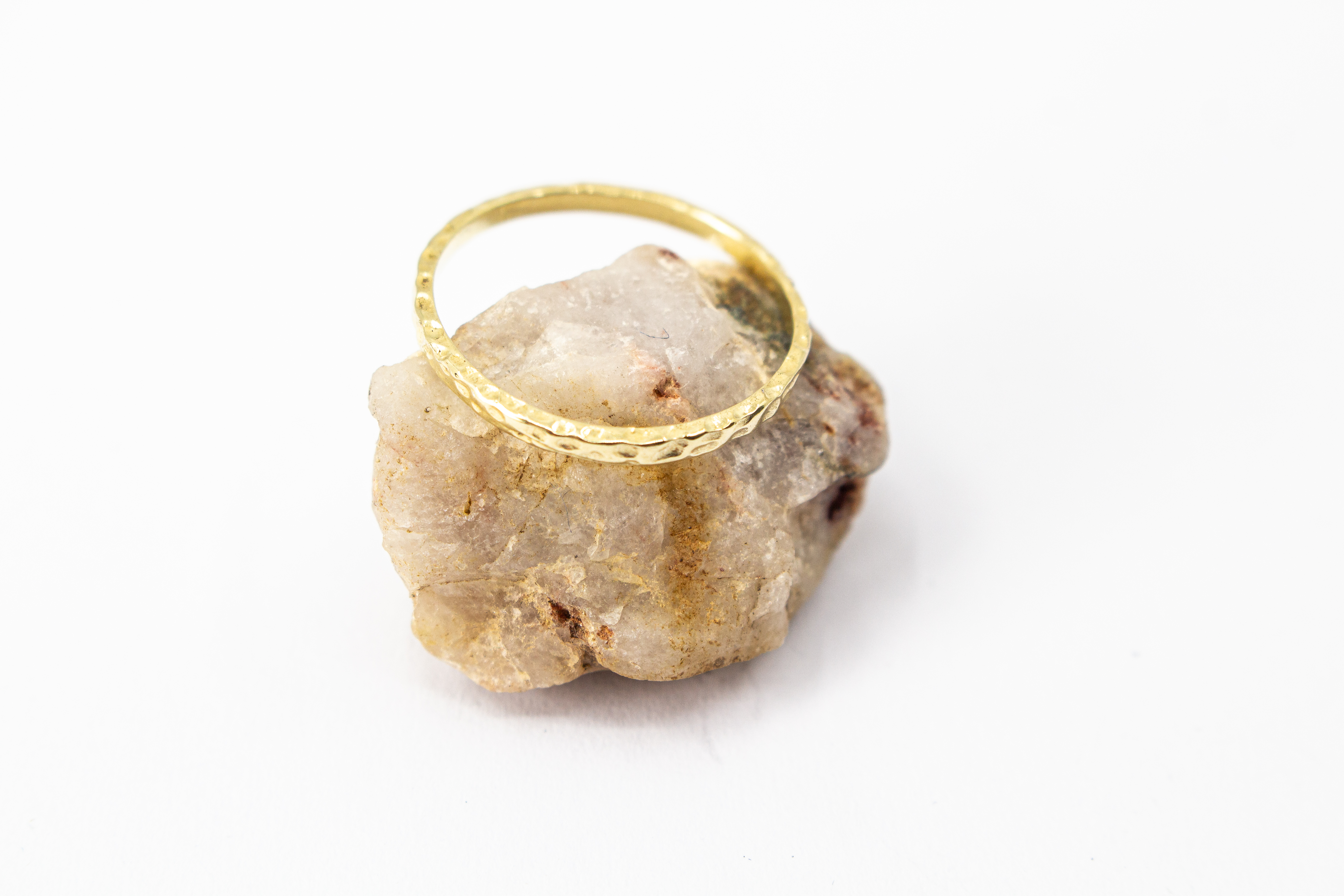 Schmaler, vergoldeter Ring aus 925er Silber mit einer markanten Oberfläche in Hammerschlagoptik im Onlineshop von Goldschmiede Regina Kraus.