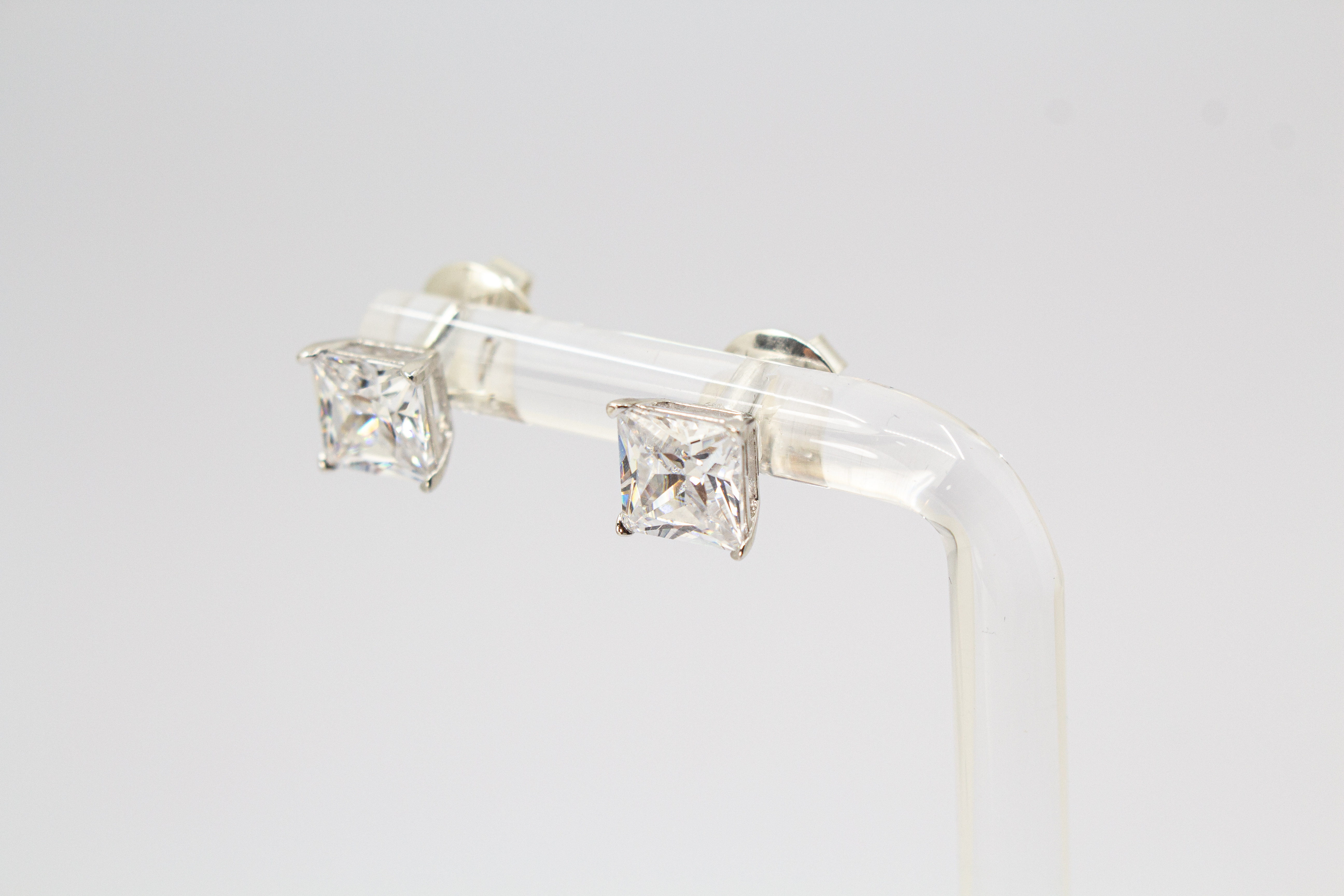 Ein Paar quadratische Zirkonia-Ohrstecker aus 925 Sterlingsilber von der Goldschmiede Regina Kraus
