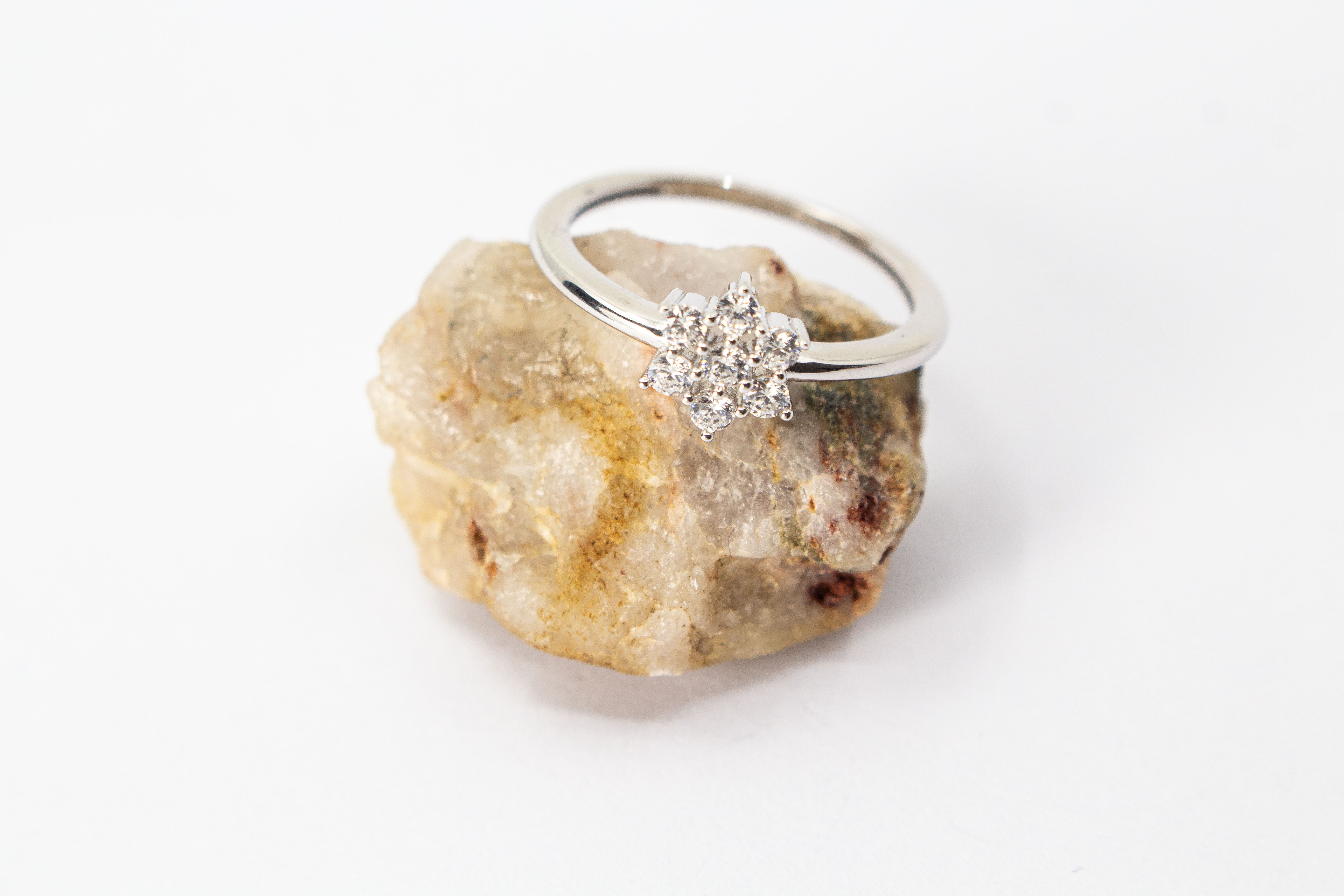 Rhodinierter 925er Sterlingsilber Ring „Schneestern“ mit funkelnden Zirkonia in sternförmiger Anordnung.