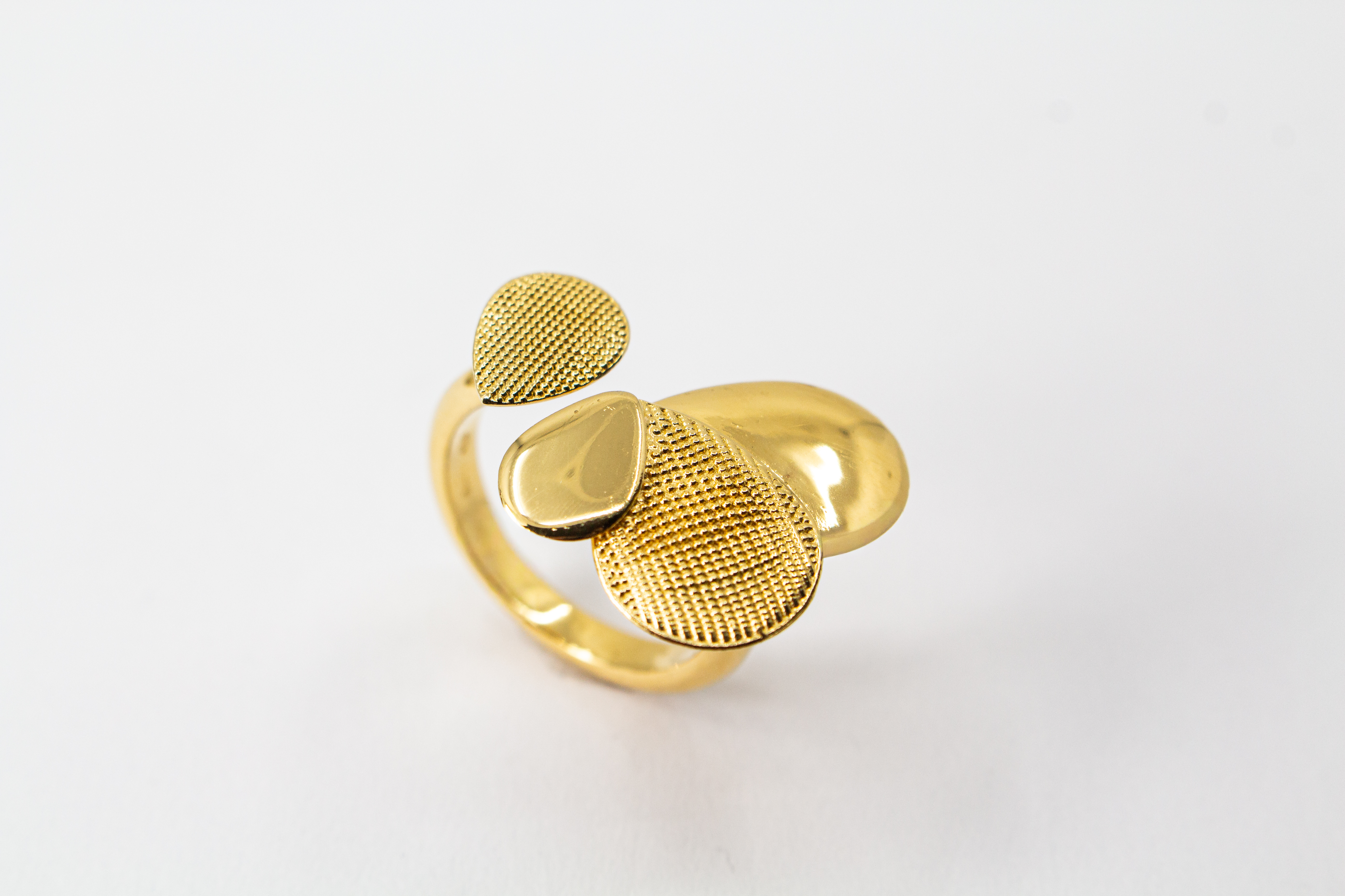 Ring Moon von Diva Gioielli, offenes Design aus vergoldetem Silber mit organisch geformten Elementen in glänzender und fein strukturierter Optik