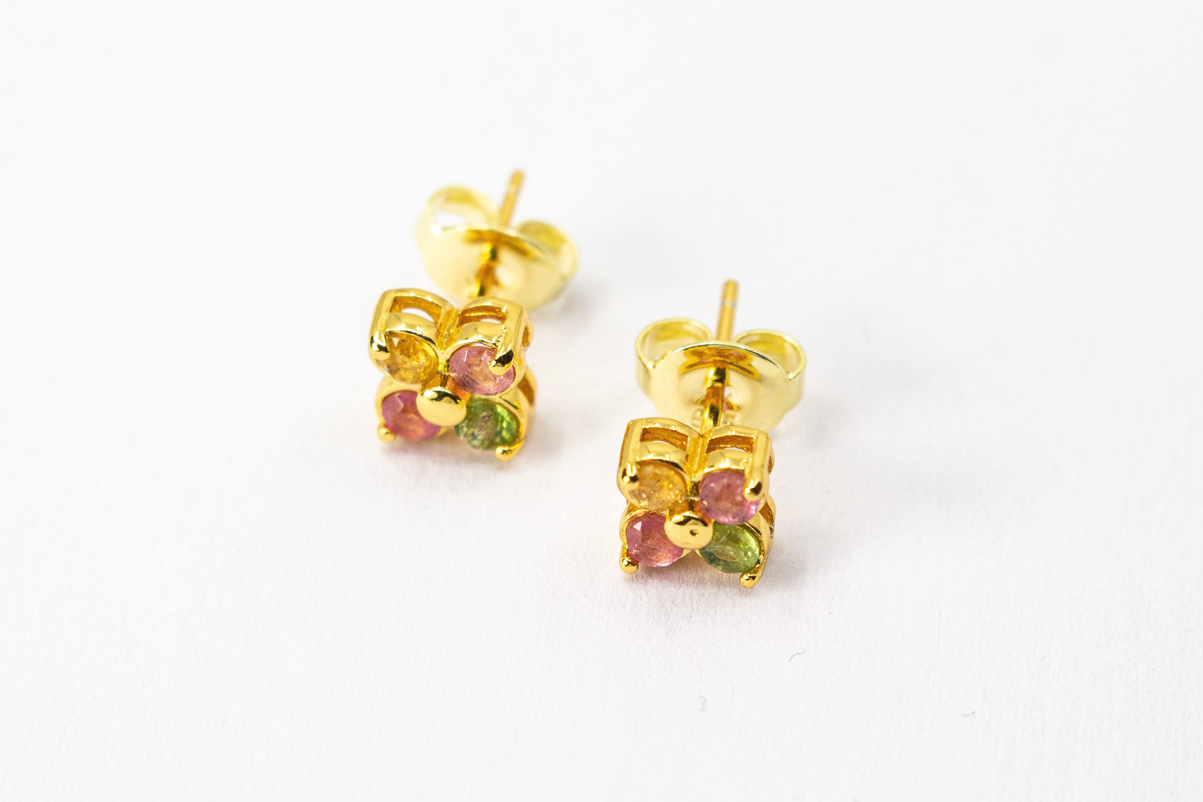 Kleine Ohrstecker aus vergoldetem 925er Sterlingsilber in Blütenform, besetzt mit runden, bunten Turmalinen in Rosa, Grün und Gelb aus der Goldschmiede Regina Kraus.
