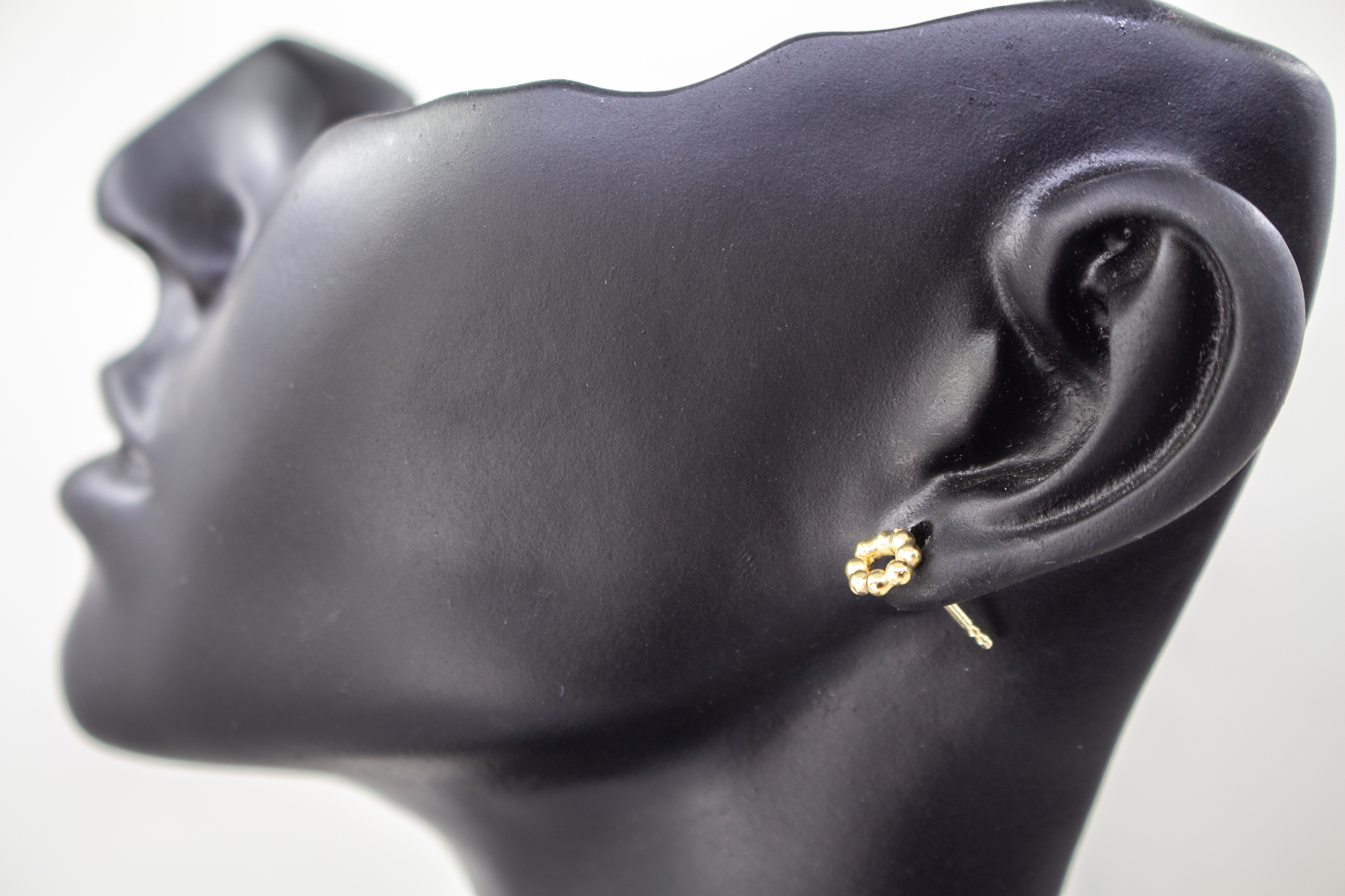 Handgefertigte runde Ohrstecker aus vergoldetem 925 Sterlingsilber im zarten Kügelchen-Design – filigraner Schmuck aus der Goldschmiede Regina Kraus.