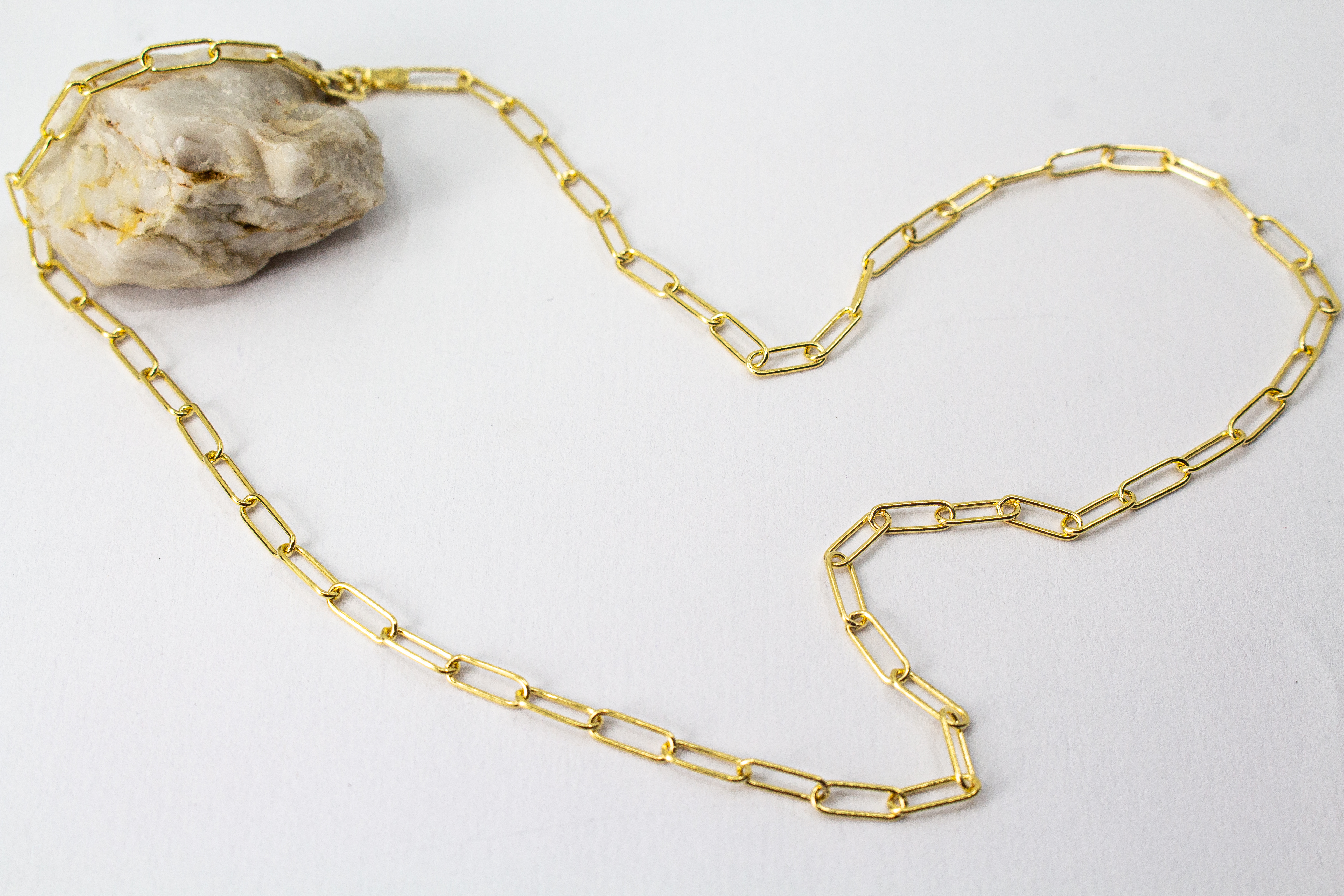 Elegante Paperclip-Halskette von der Goldschmiede Regina Kraus aus 20 Mikron vergoldetem 925er Sterlingsilber, Kategorie Ketten und Colliers.