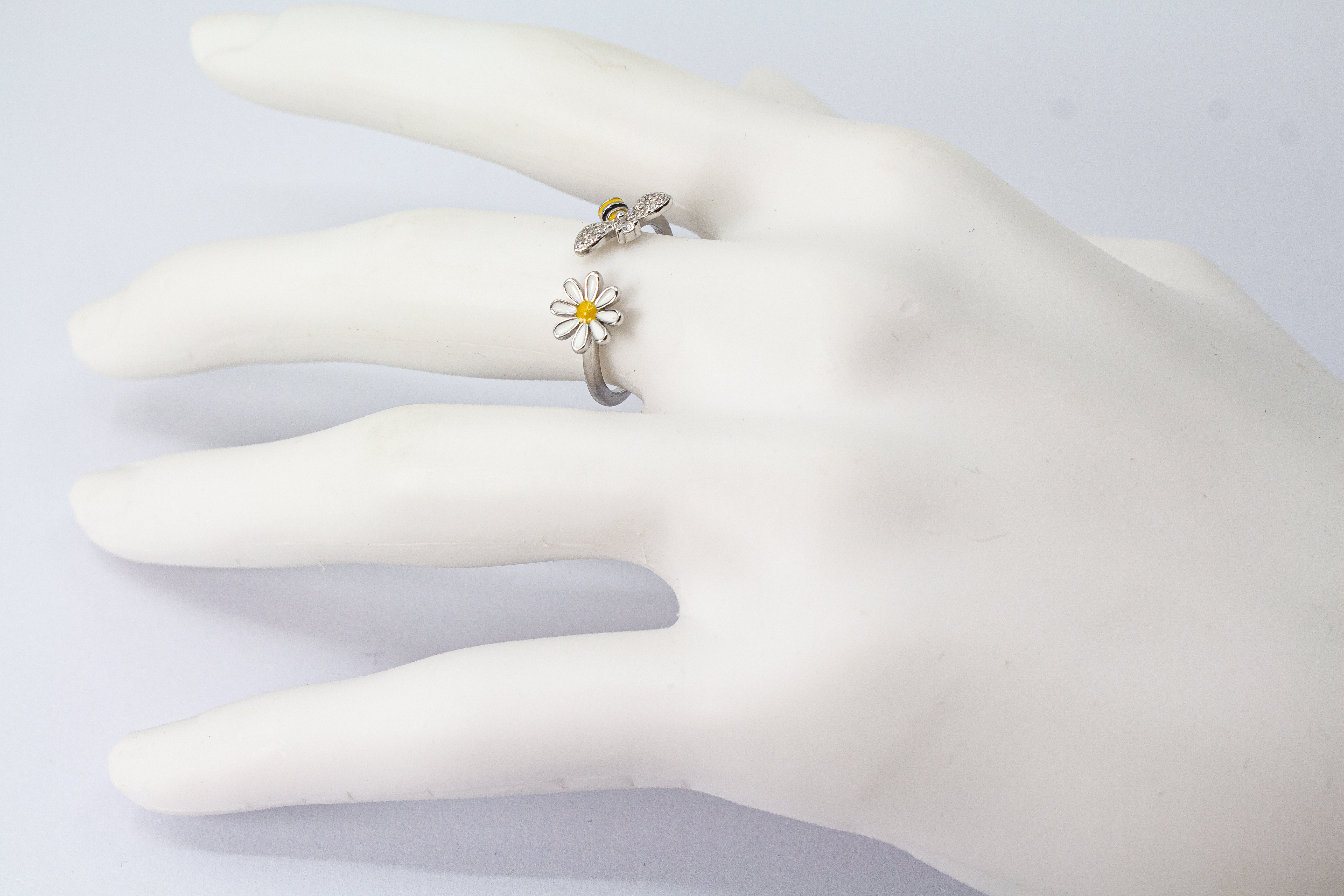 Offener Ring „Blütenbesuch“ aus rhodiniertem 925er Sterlingsilber mit Emaille-Blüte, funkelnder Biene und weißen Zirkonia.
