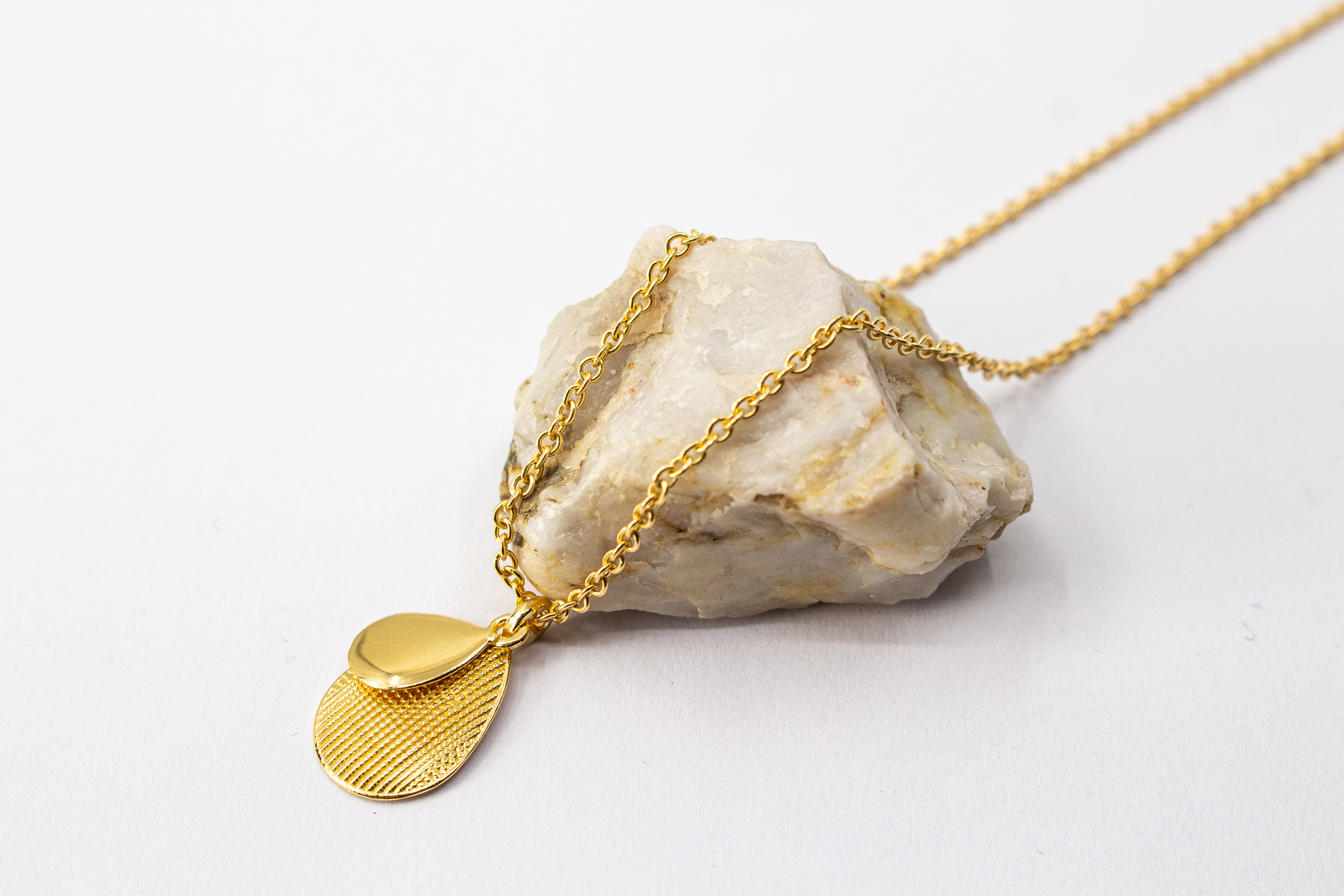 Italienische Design-Kette Cosmic Drop von Diva Gioielli: Anhänger aus zwei Tropfen in glänzendem und strukturiertem Gold-Finish, gefertigt aus vergoldetem 925er Sterlingsilber.