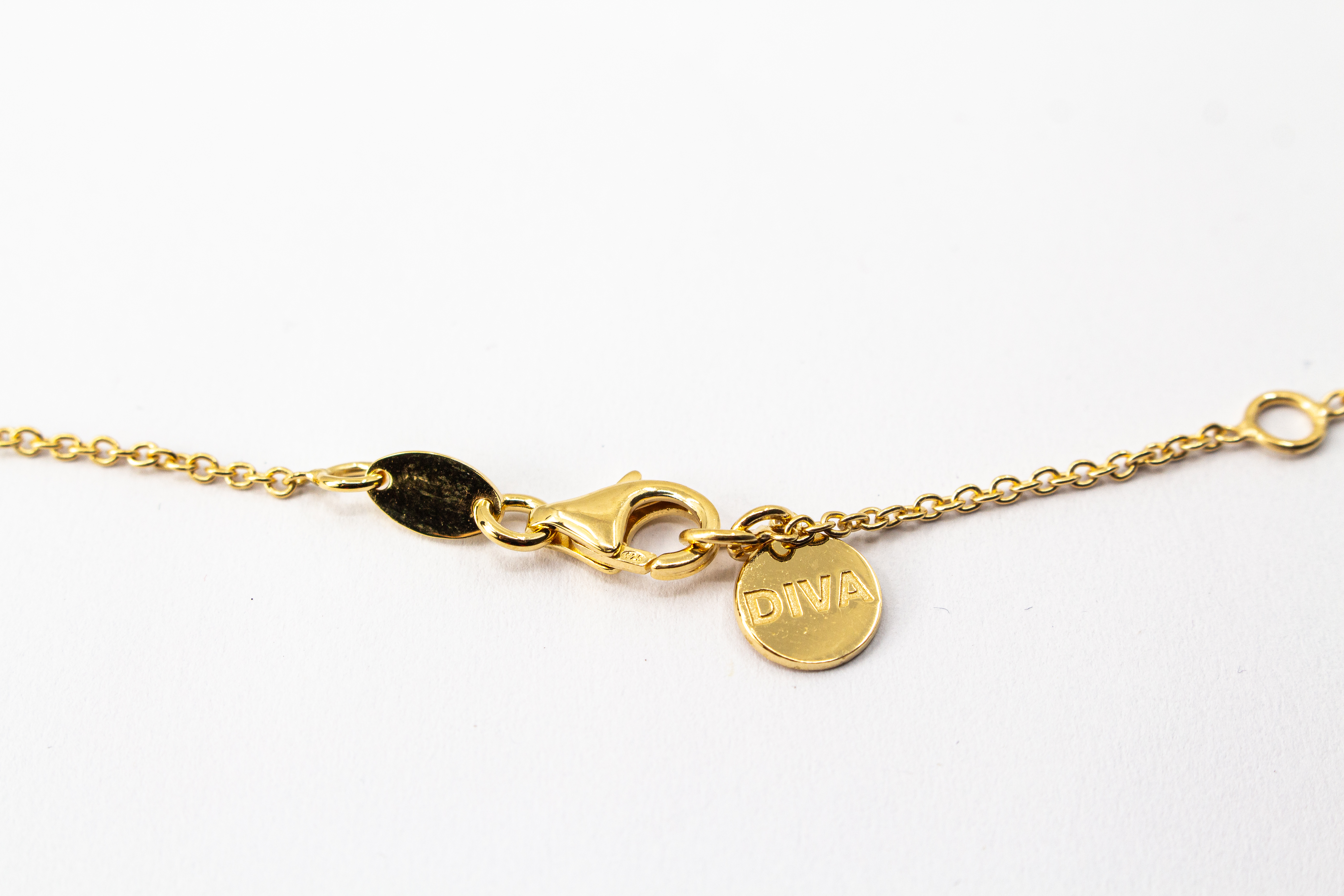 Italienische Design-Kette Cosmic Drop von Diva Gioielli: Anhänger aus zwei Tropfen in glänzendem und strukturiertem Gold-Finish, gefertigt aus vergoldetem 925er Sterlingsilber.