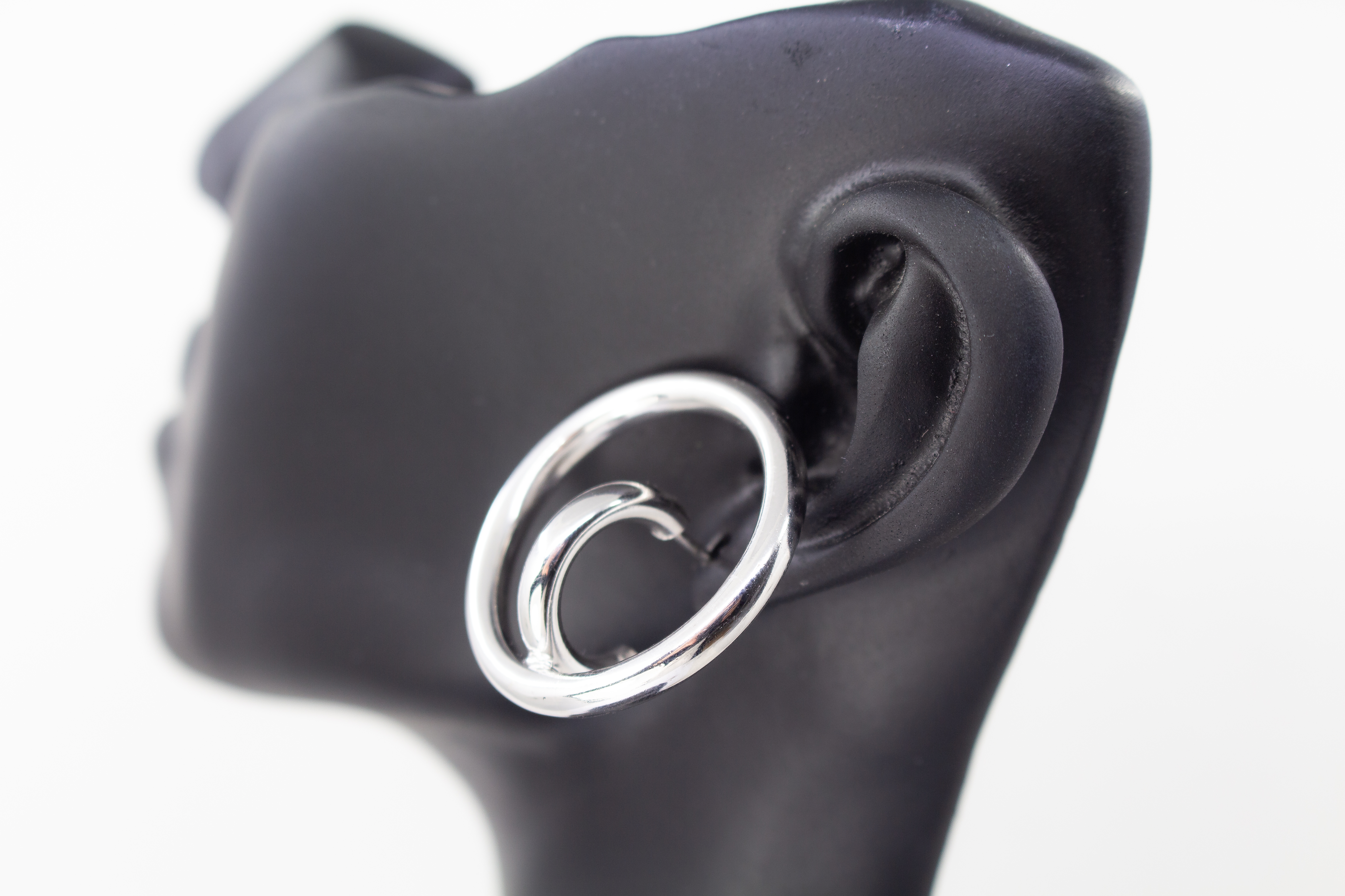 Italienische Design-Ohrstecker Orbita von Diva Gioielli aus hochglanzpoliertem, rhodiniertem 925 Sterling Silber im Doppelkreis-Look, erhältlich bei der Goldschmiede Regina Kraus.