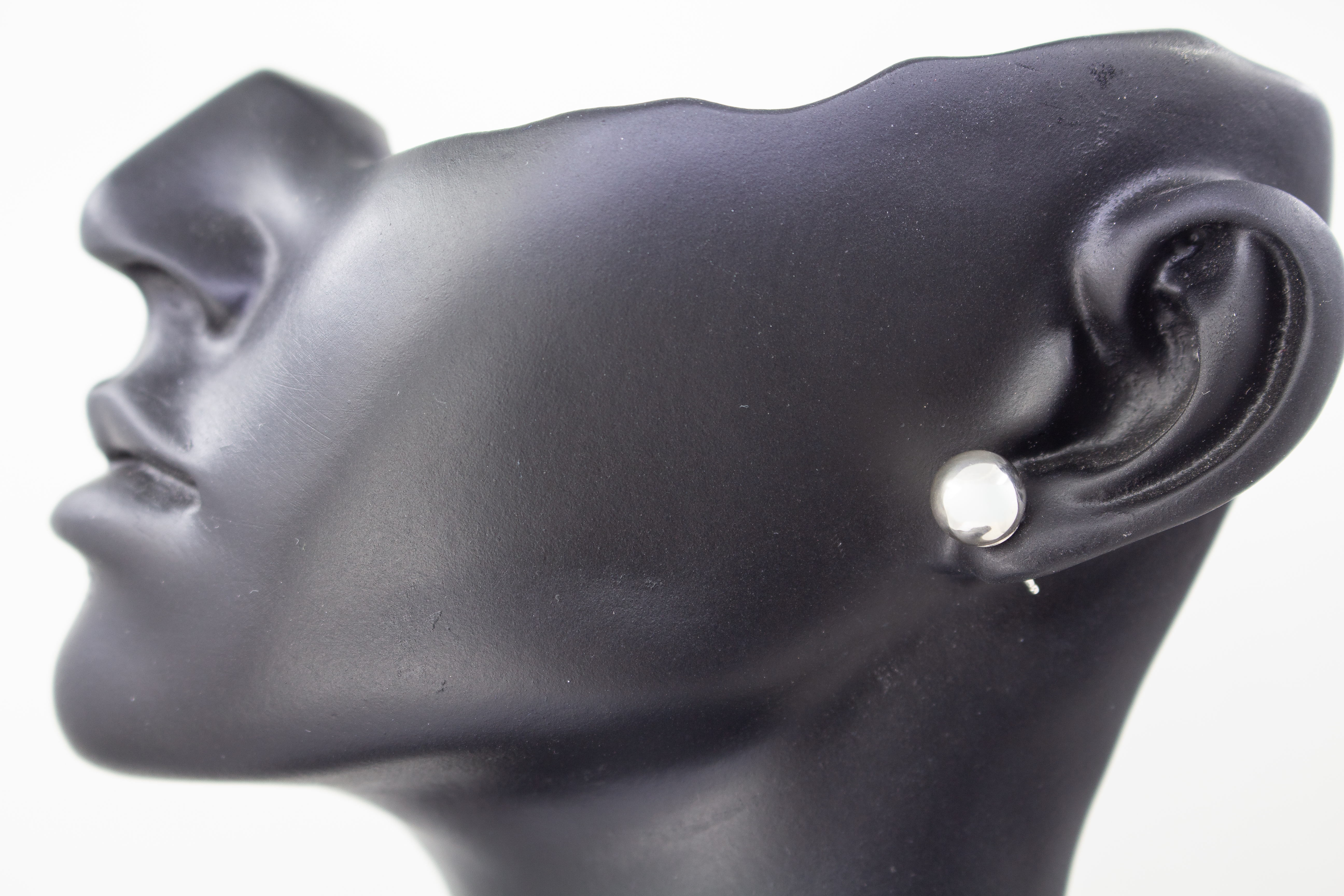 Zwei hochglanzpolierte, handgefertigte Kugel-Ohrstecker aus 925er Sterlingsilber mit Ohrmuttern-Verschluss