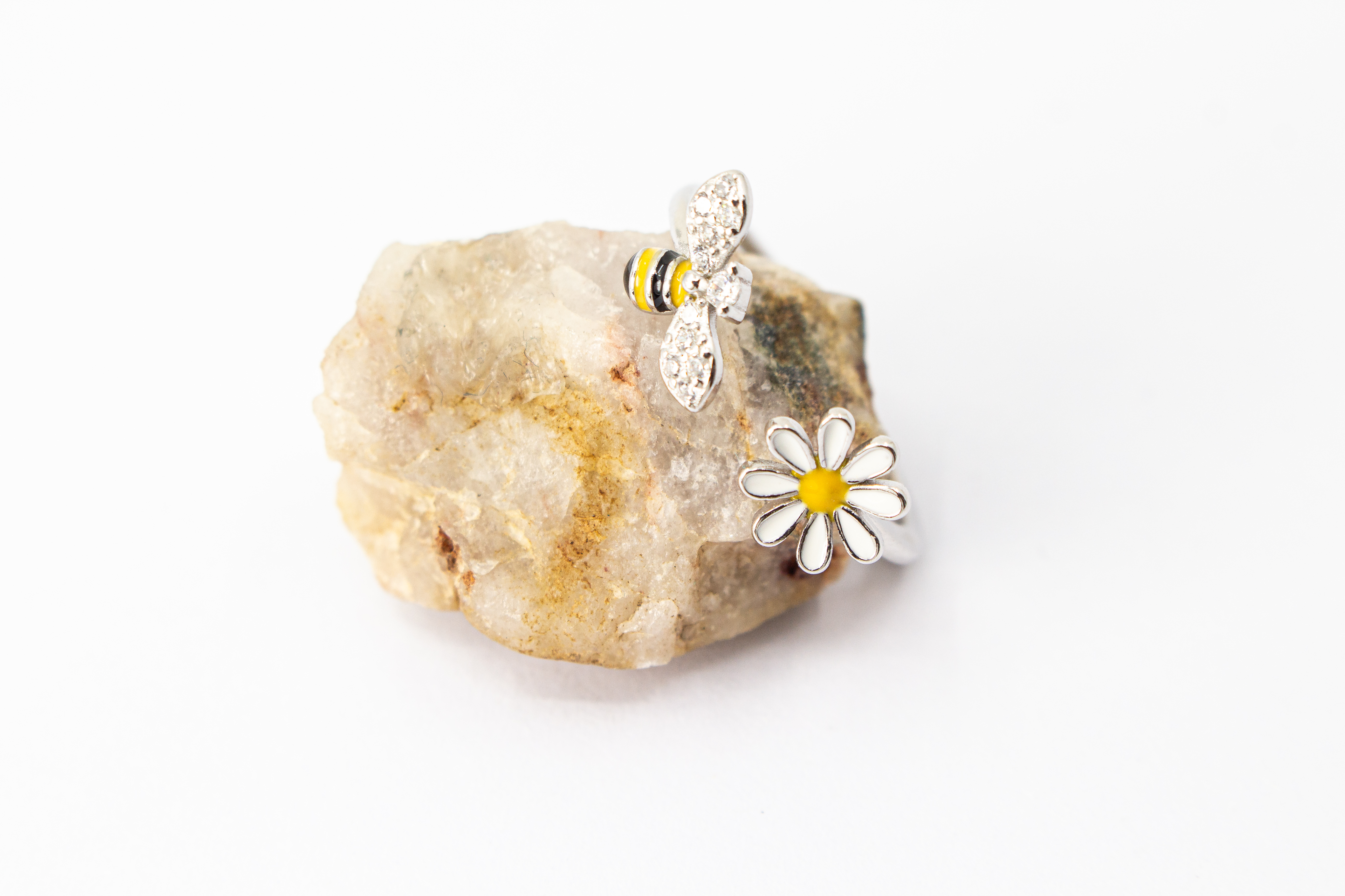 Offener Ring „Blütenbesuch“ aus rhodiniertem 925er Sterlingsilber mit Emaille-Blüte, funkelnder Biene und weißen Zirkonia.