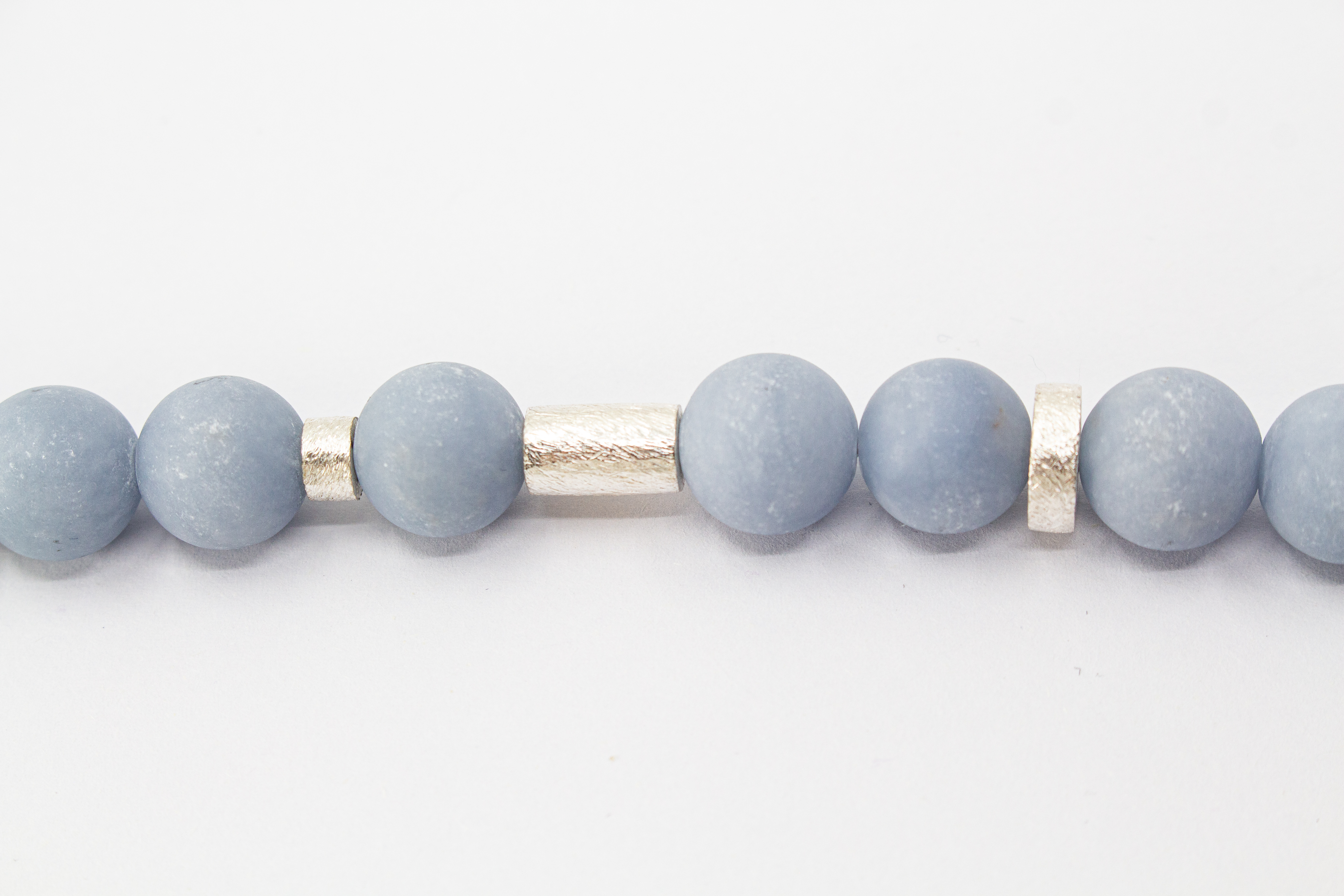 Handgefertigte Angelit Halskette „Himmelsruhe“ mit mattierten hellblauen Angelit-Perlen und Zwischenteilen aus 925er Sterlingsilber.