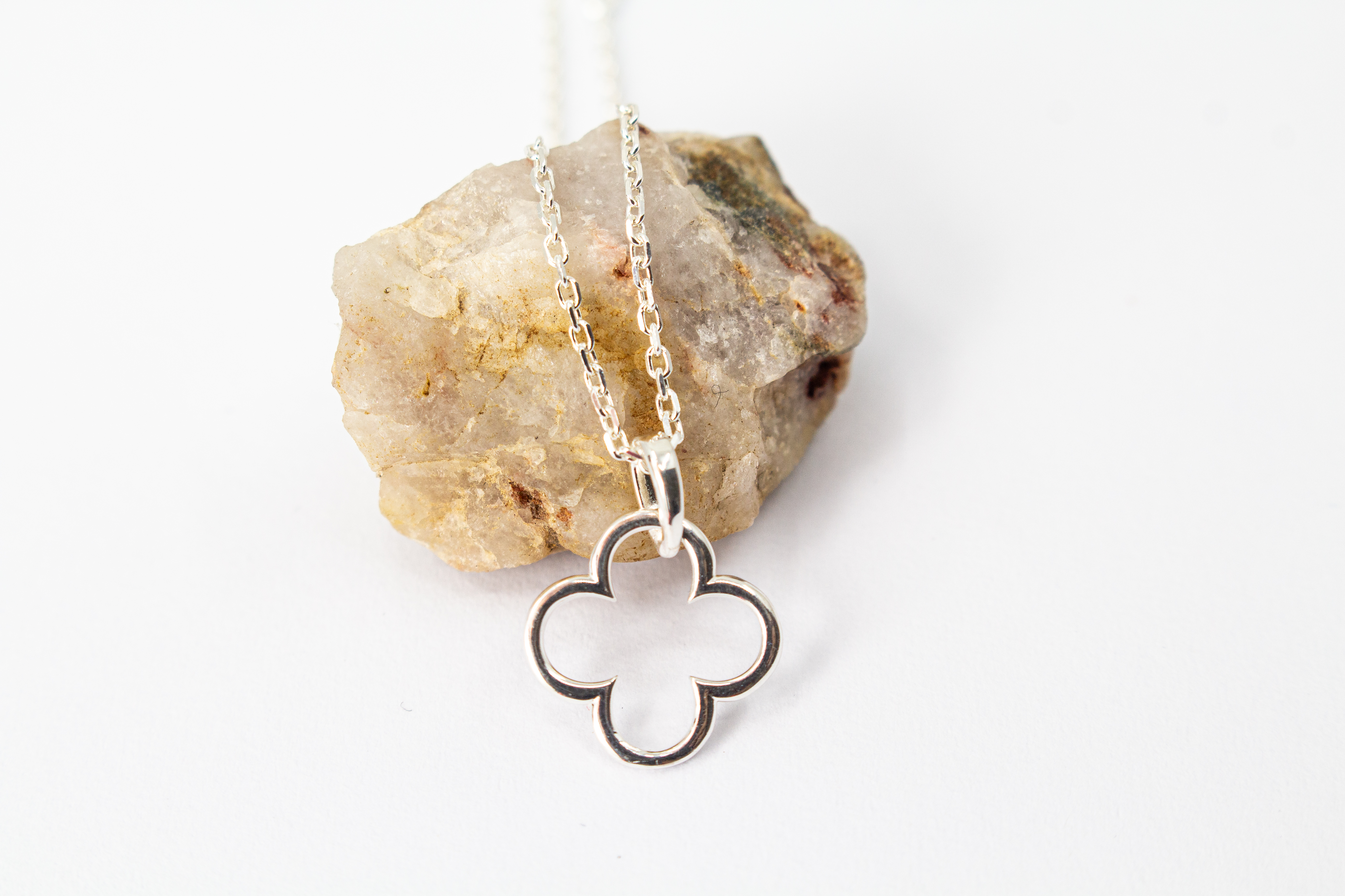 Zarte Damen-Halskette aus 925er Sterling Silber mit einem feinen, offenen Kleeblatt-Anhänger und zwei kleinen integrierten Stationselementen an den Seiten – eleganter Glücksbringer-Schmuck von der Goldschmiede Regina Kraus.