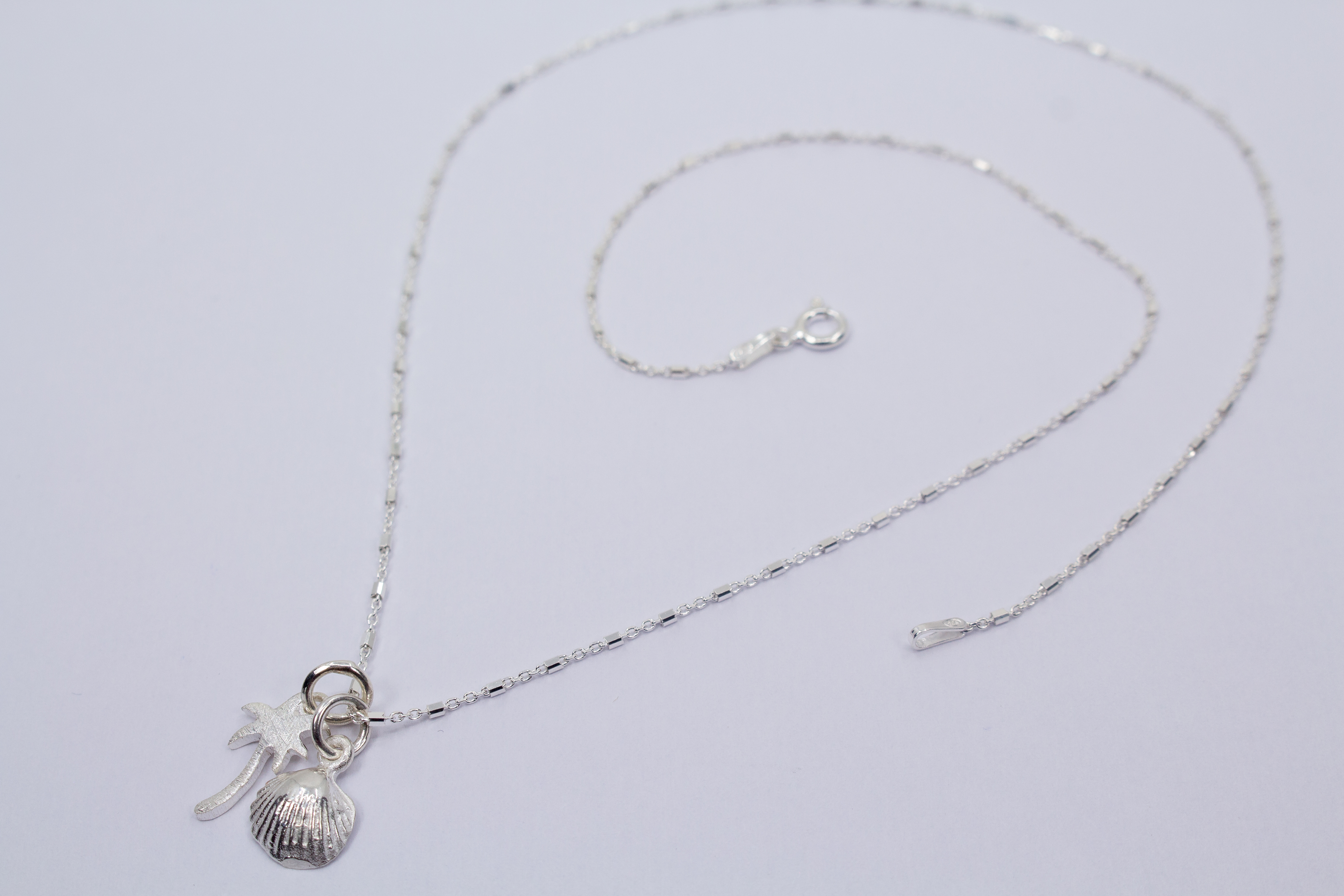 Kette mit Muschelanhänger und Palmenanhänger