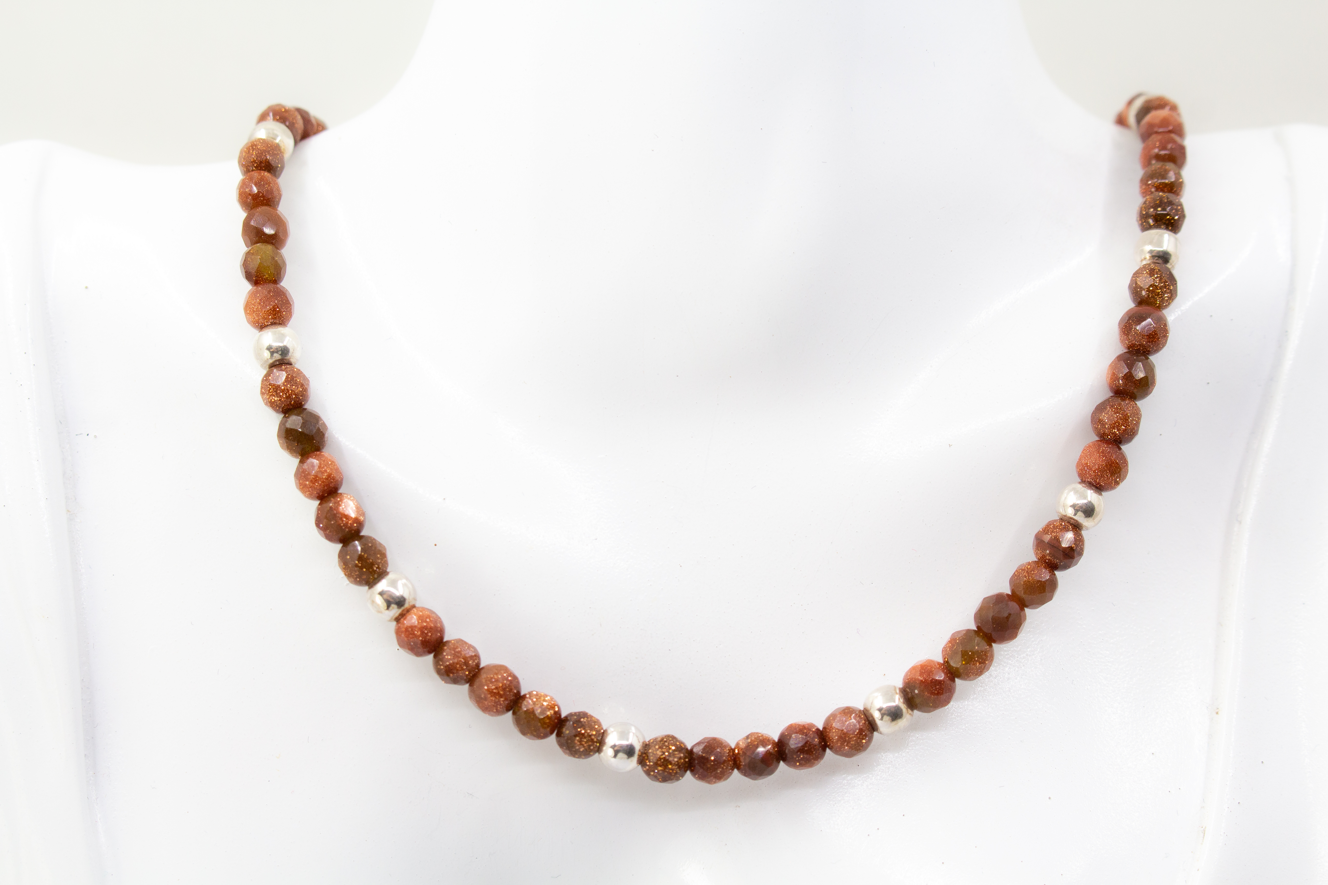 Collier „Goldflimmer“ aus facettiertem Goldfluss mit glänzenden Zwischenteilen aus 925er Sterlingsilber und funkelndem Goldschimmer.