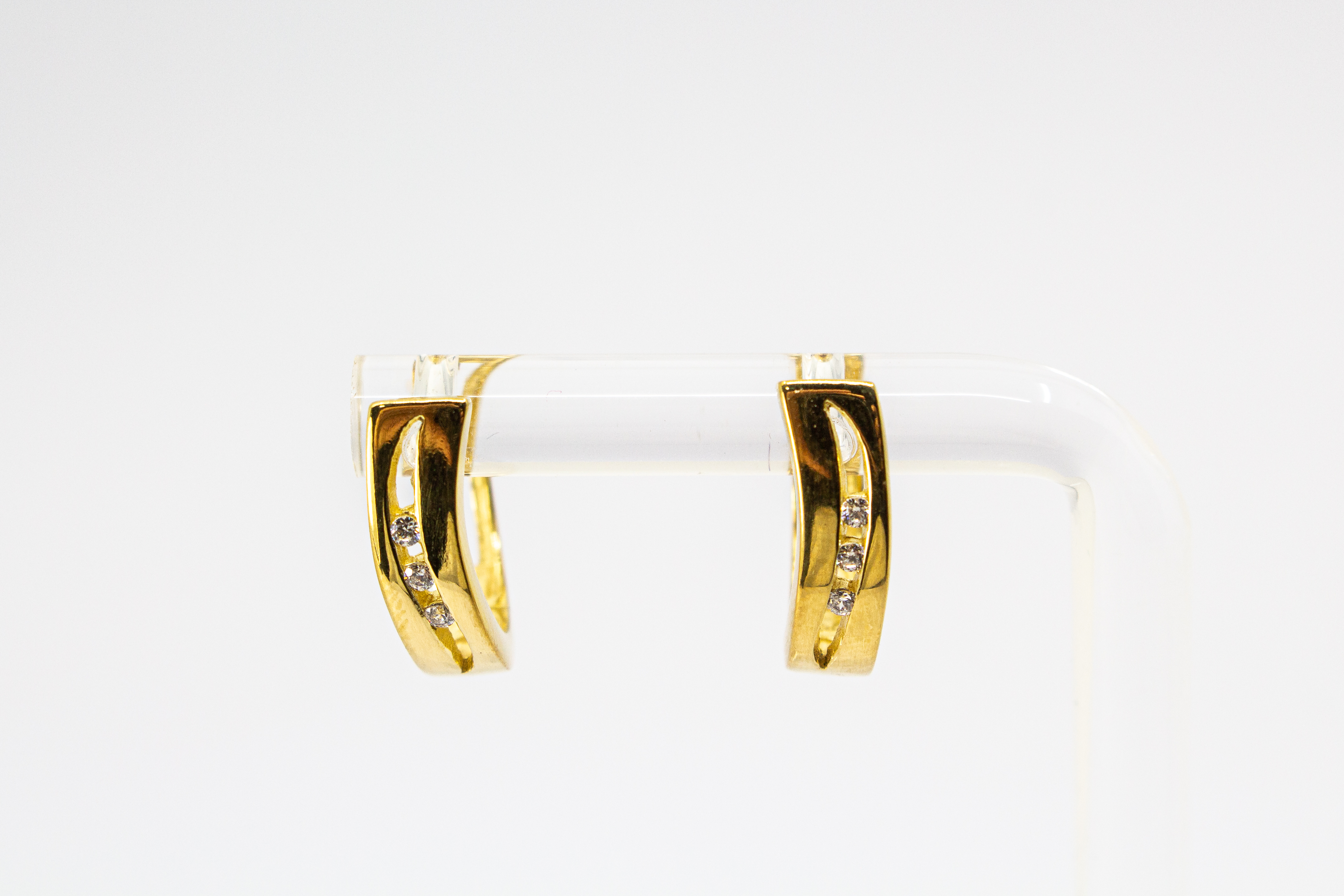 Elegante Creolen „Goldfunken“ aus 20 Mikron vergoldetem 925er Sterlingsilber mit funkelnden Zirkonia in geschwungener Form.