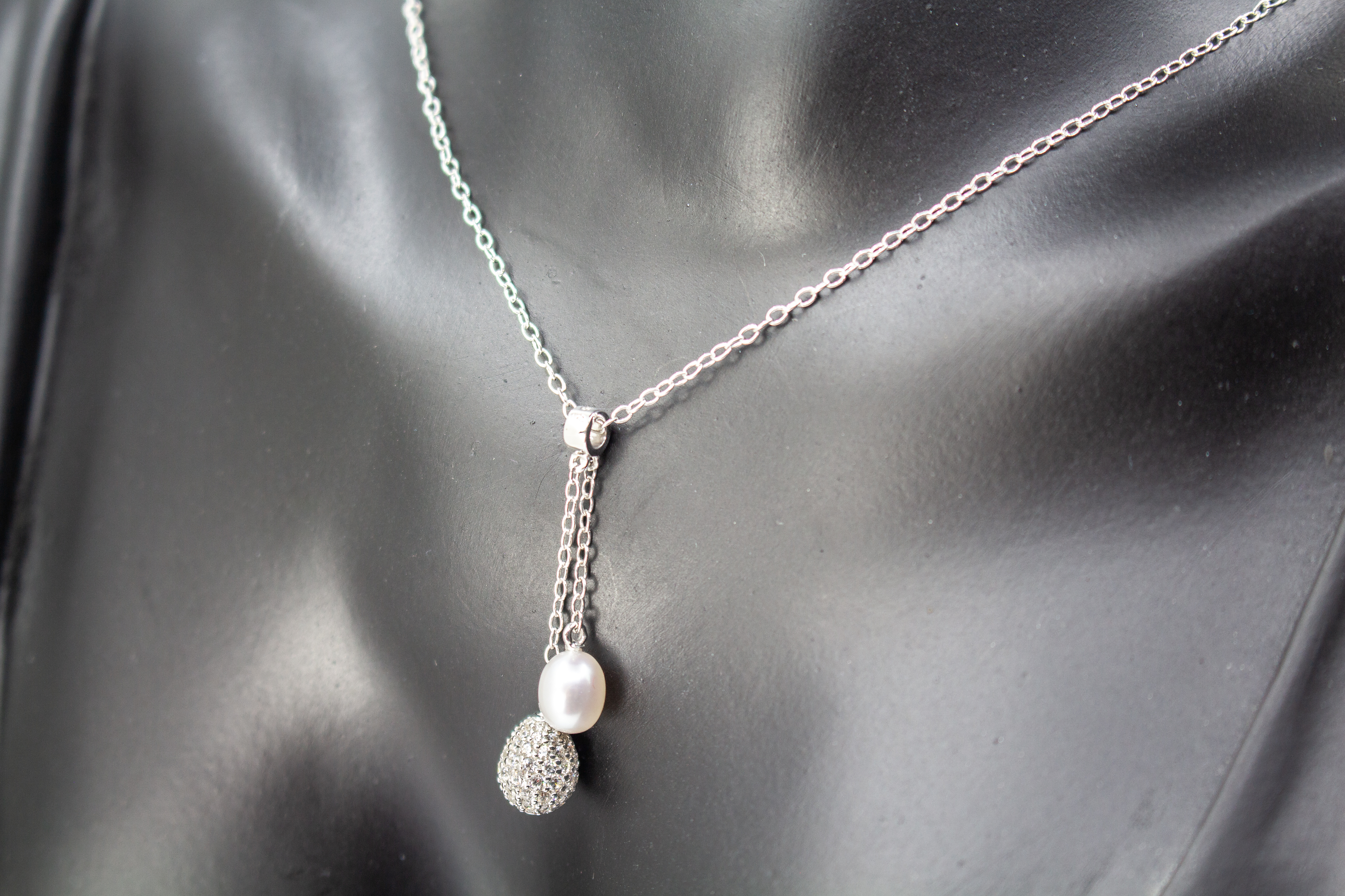 Kette aus rhodiniertem 925er Sterlingsilber mit einer weißen Süßwasserzuchtperle und einem funkelnden Zirkonia-Tropfen