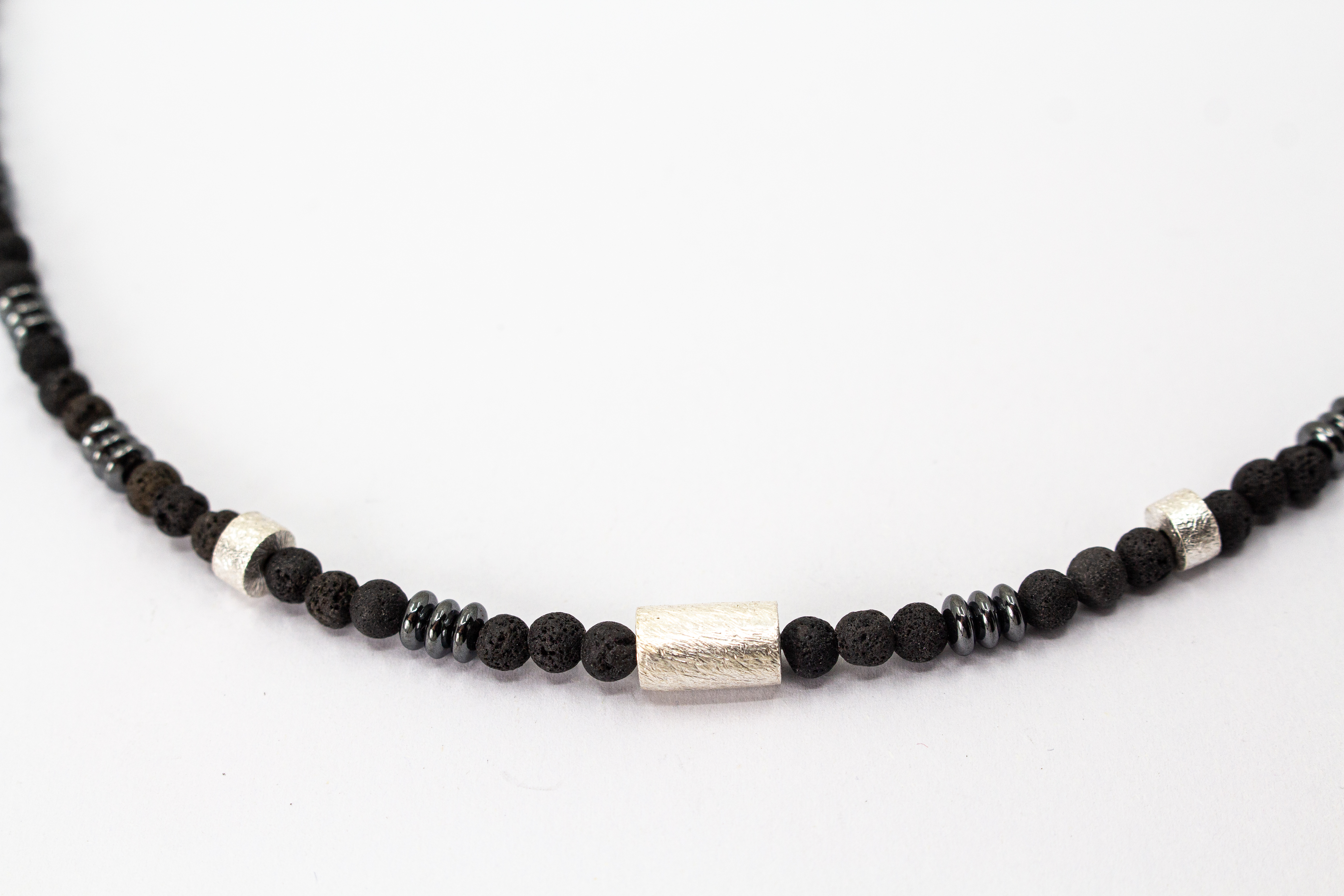 Herrenkette „Schwarze Glut“ aus mattem Lavastein, Hämatit und Zwischenteilen aus 925er Sterlingsilber im markanten maskulinen Design.