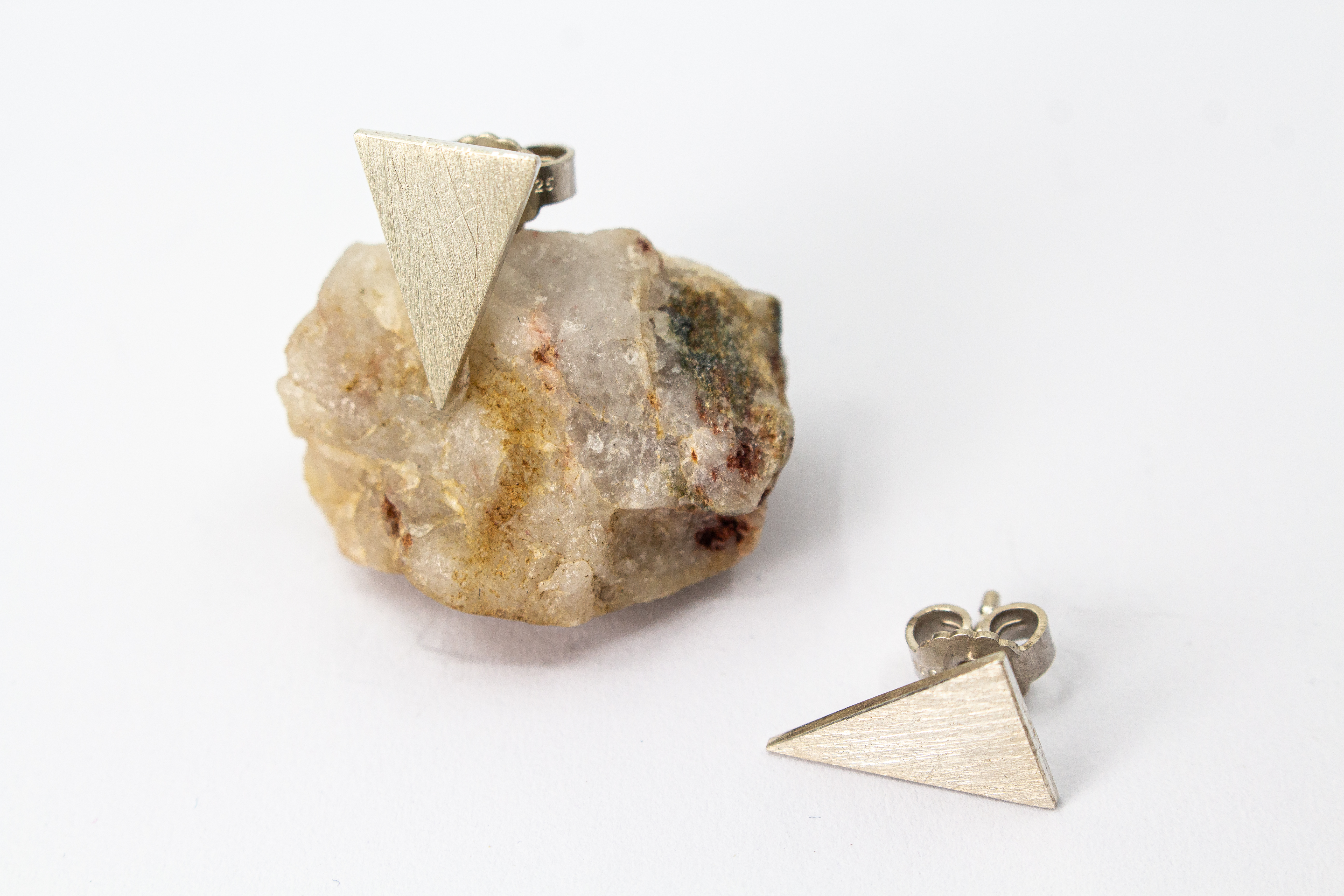 Moderne, geometrische Ohrstecker in Dreiecksform aus mattiertem, fein strukturiertem 925 Sterling Silber aus dem Online-Shop der Goldschmiede Regina Kraus.