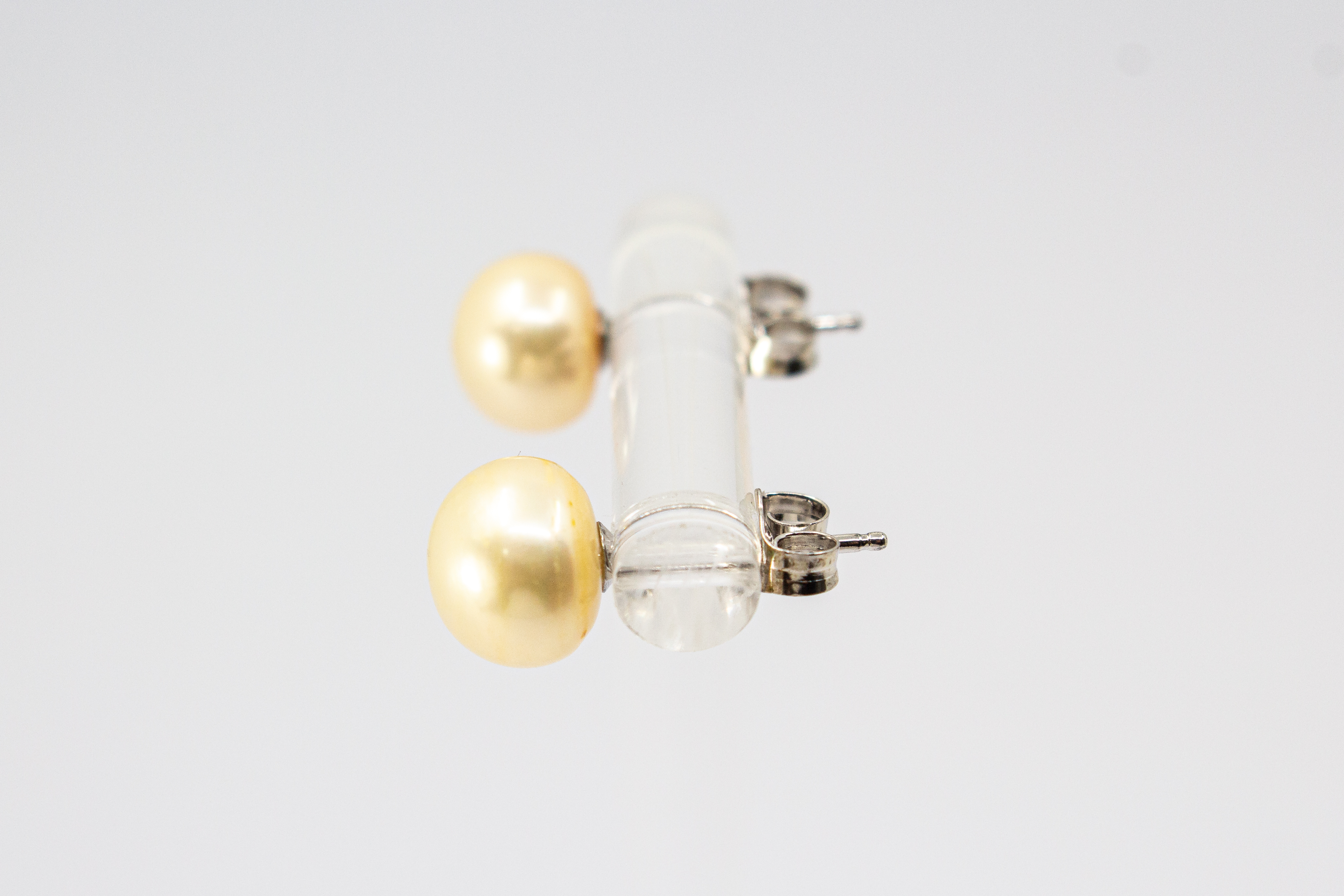 Elegante Ohrstecker „Champagnerperle“ aus 925er Sterlingsilber mit hellgelben Süßwasserzuchtperlen und feinem champagnerfarbenem Schimmer.