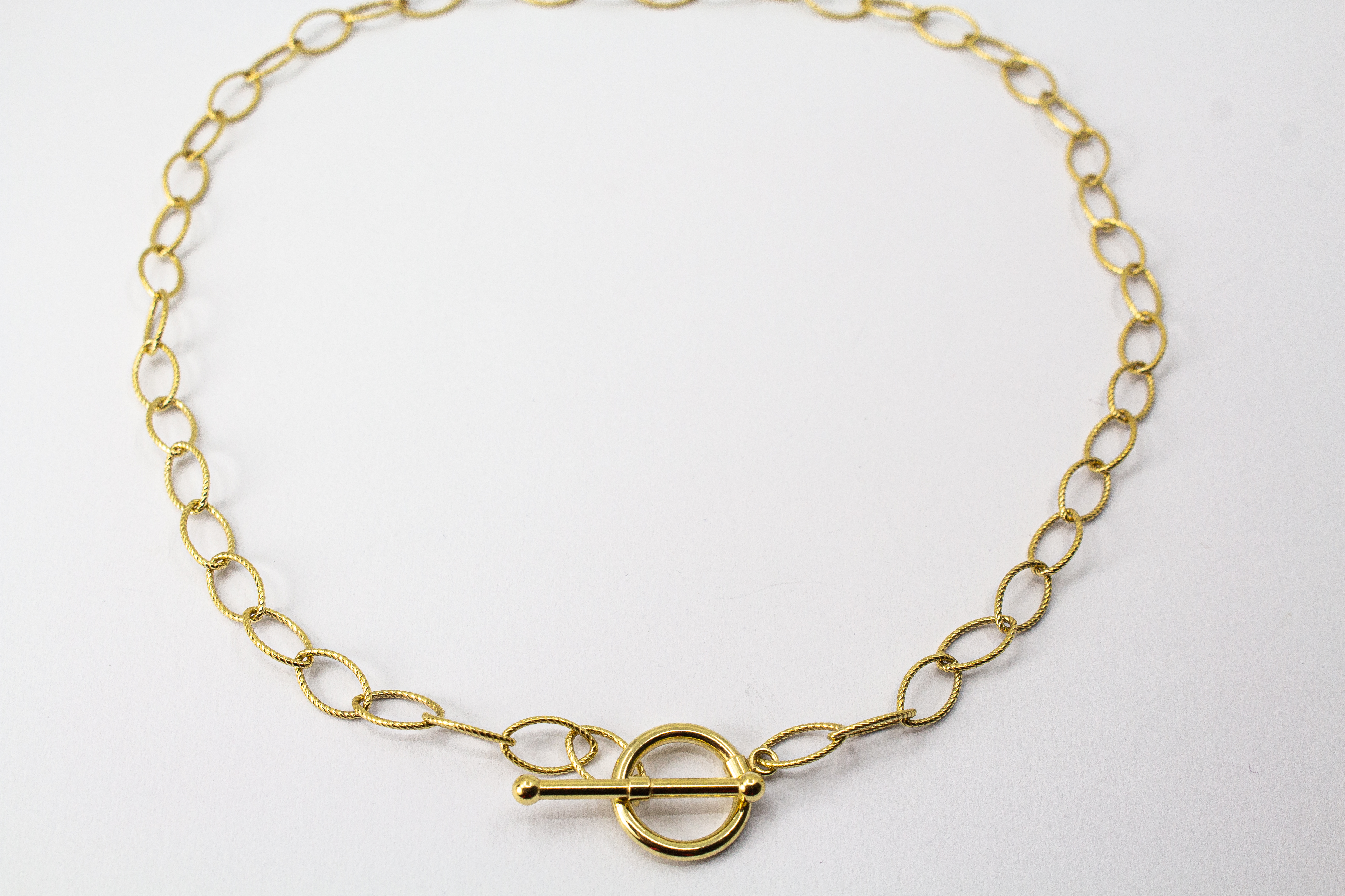 Vergoldete Gliederkette aus 925er Sterlingsilber (20 Mikron) mit markantem T-Verschluss (Knebelverschluss), handgefertigt von Goldschmiede Regina Kraus.