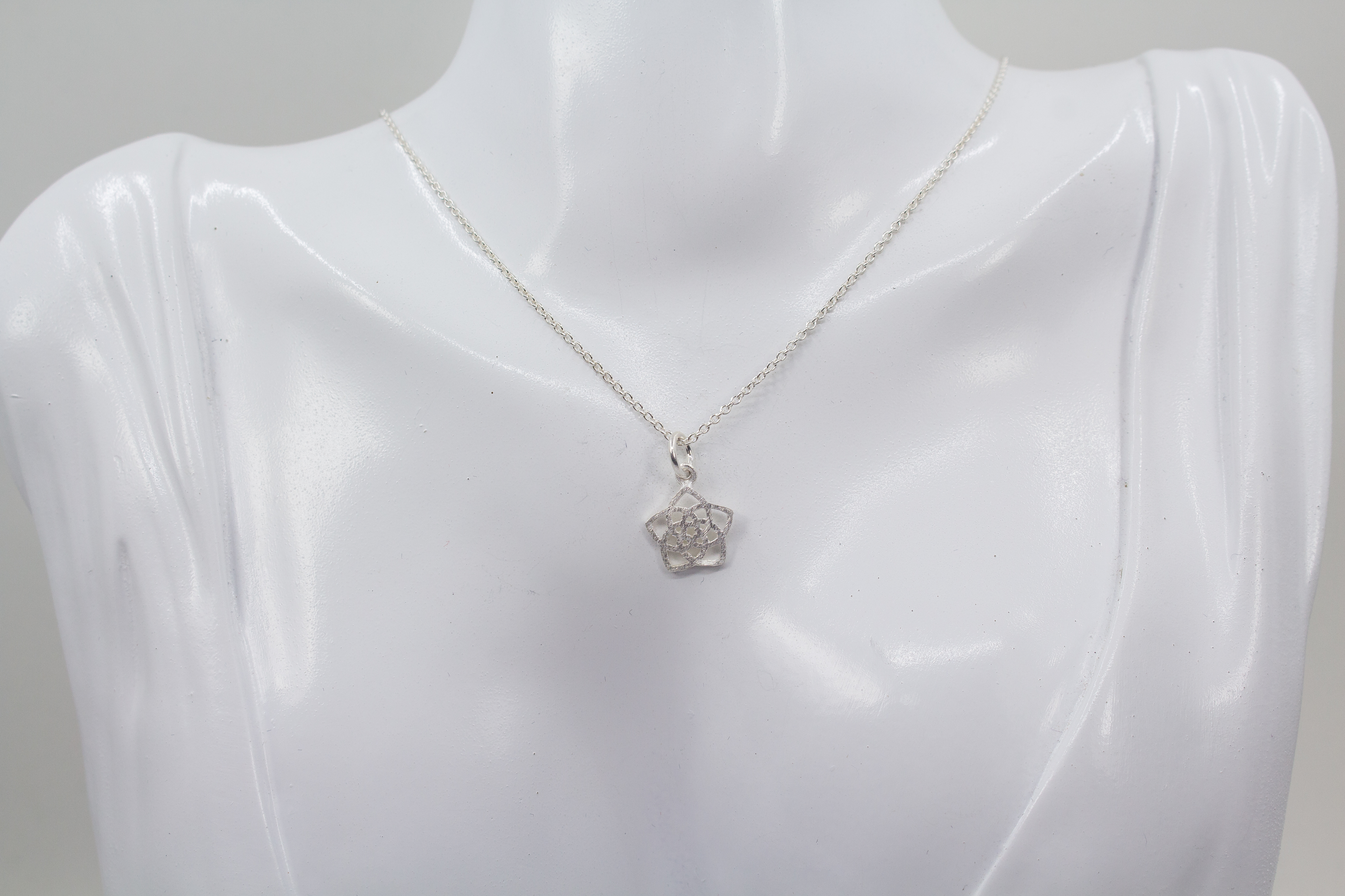 Silberkette mit Blumenanhänger online bestellen