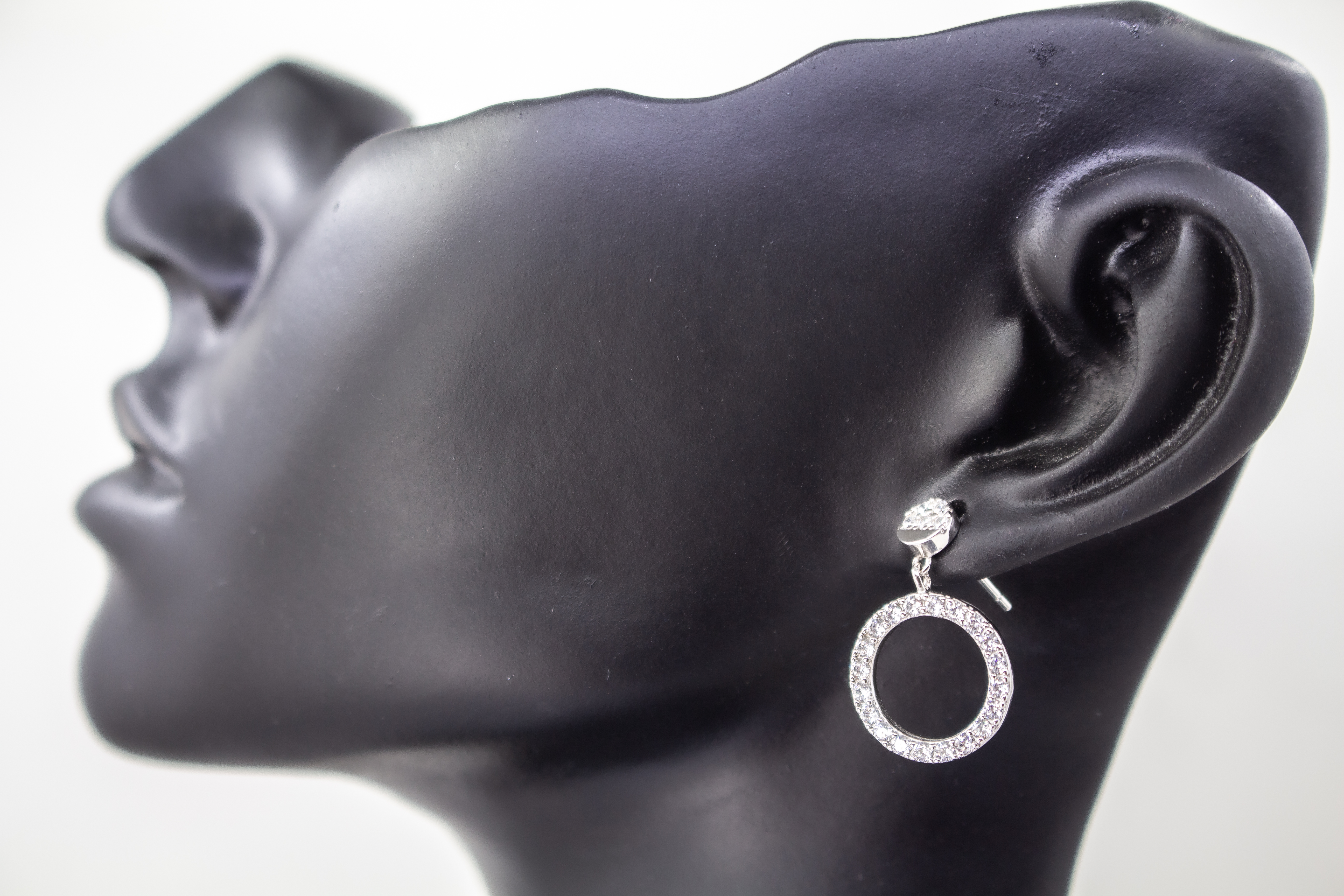 Elegante Ohrstecker aus rhodiniertem 925er Silber mit einem großen, rundum mit Zirkonia besetzten Kreis-Anhänger im Onlineshop von Goldschmiede Regina Kraus.