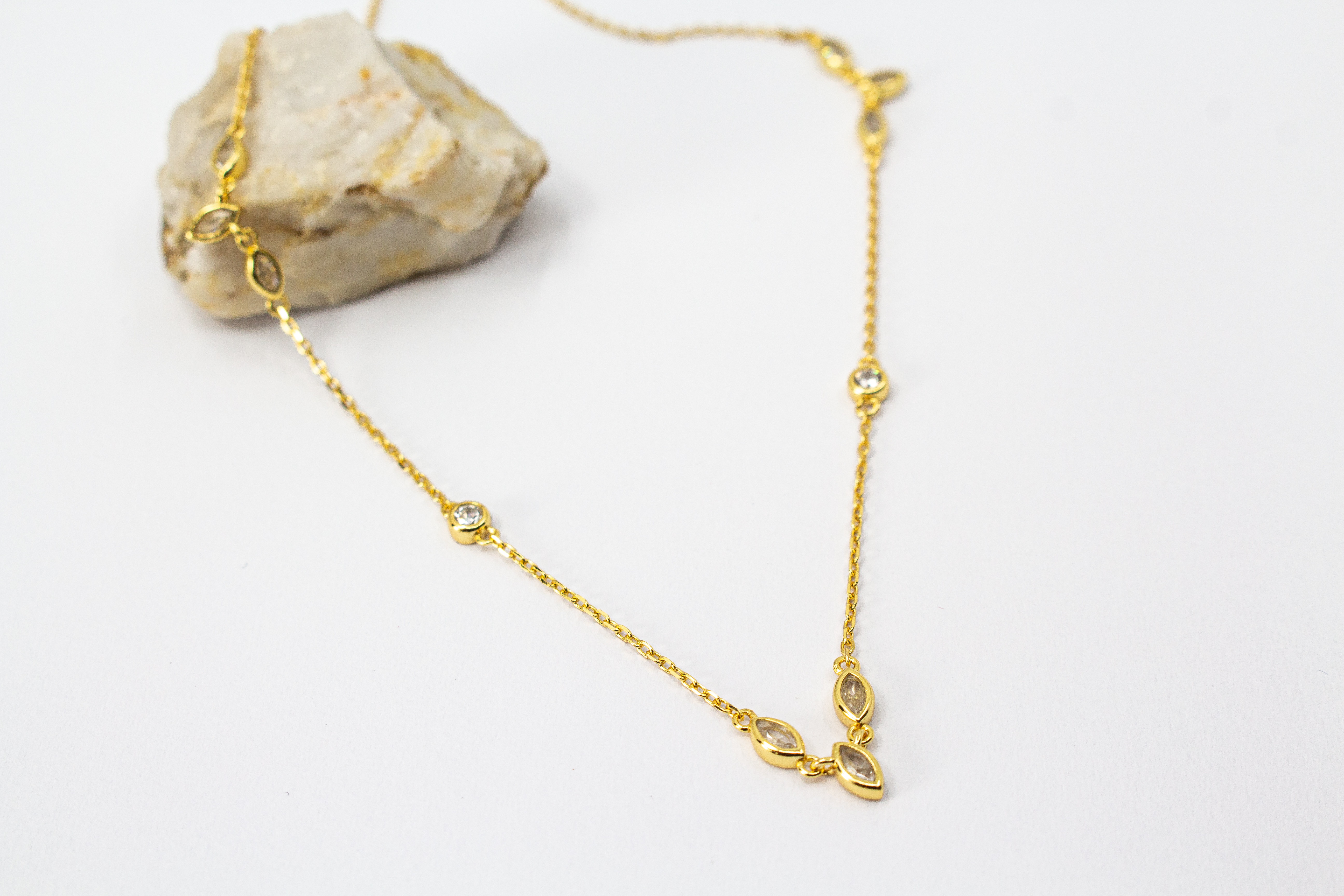 Filigrane Damen-Halskette aus 18 Karat vergoldetem 925er Sterling Silber mit mehreren in die Kette integrierten, funkelnden Zirkonia-Steinen im edlen Marquise-Schliff – handwerklicher Echtschmuck von der Goldschmiede Regina Kraus.