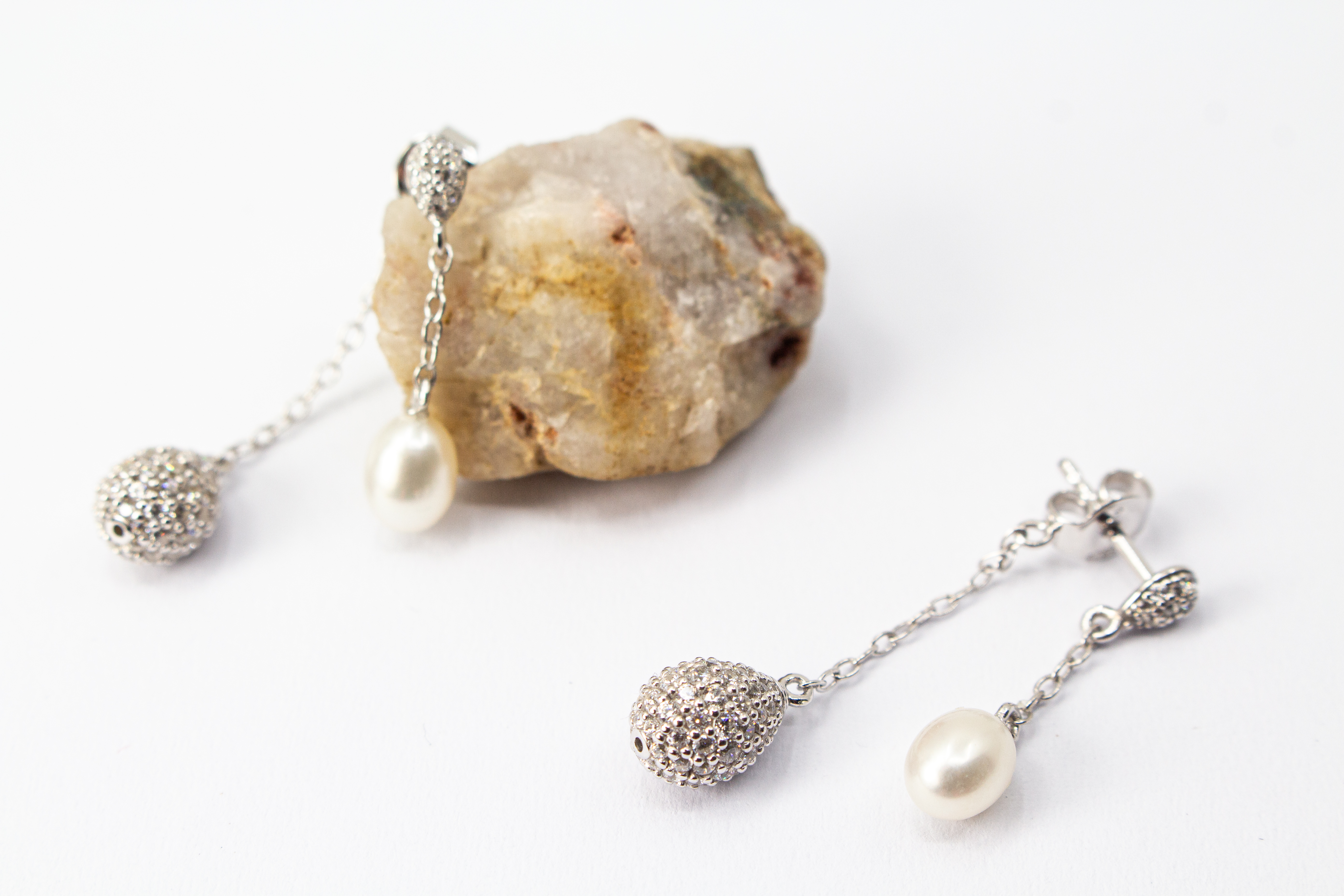 Mondschein-Duo Ohrstecker von Regina Kraus: Zweiteiliger Ohrschmuck aus rhodiniertem 925er Sterlingsilber mit weißer Süßwasserzuchtperle und funkelnden Zirkonia-Anhängern