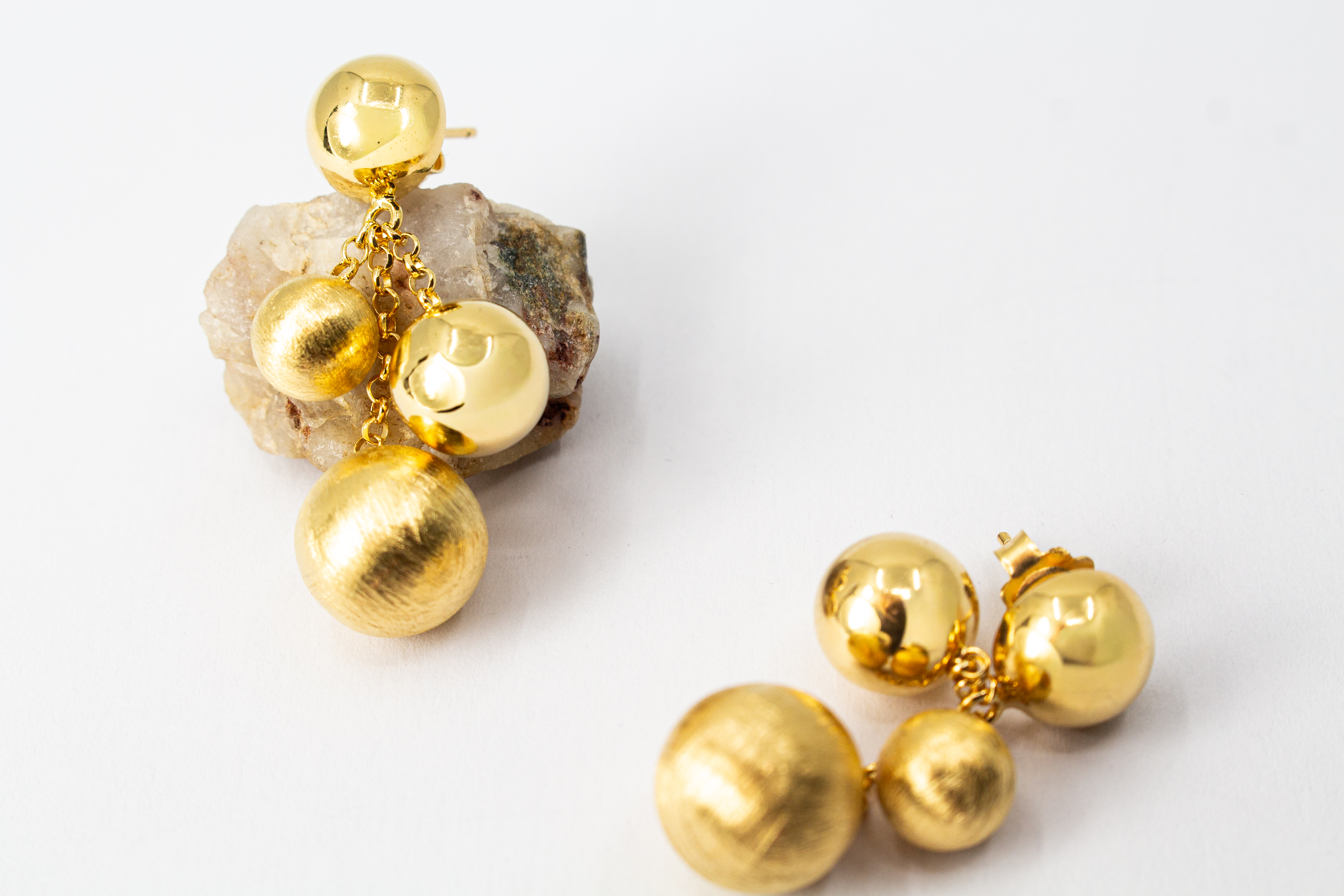 Elegante Ohrstecker der Eclisse-Kollektion von Diva Gioielli aus vergoldetem 925 Silber mit mehreren mattierten und glänzenden Goldkugeln an feinen Ketten