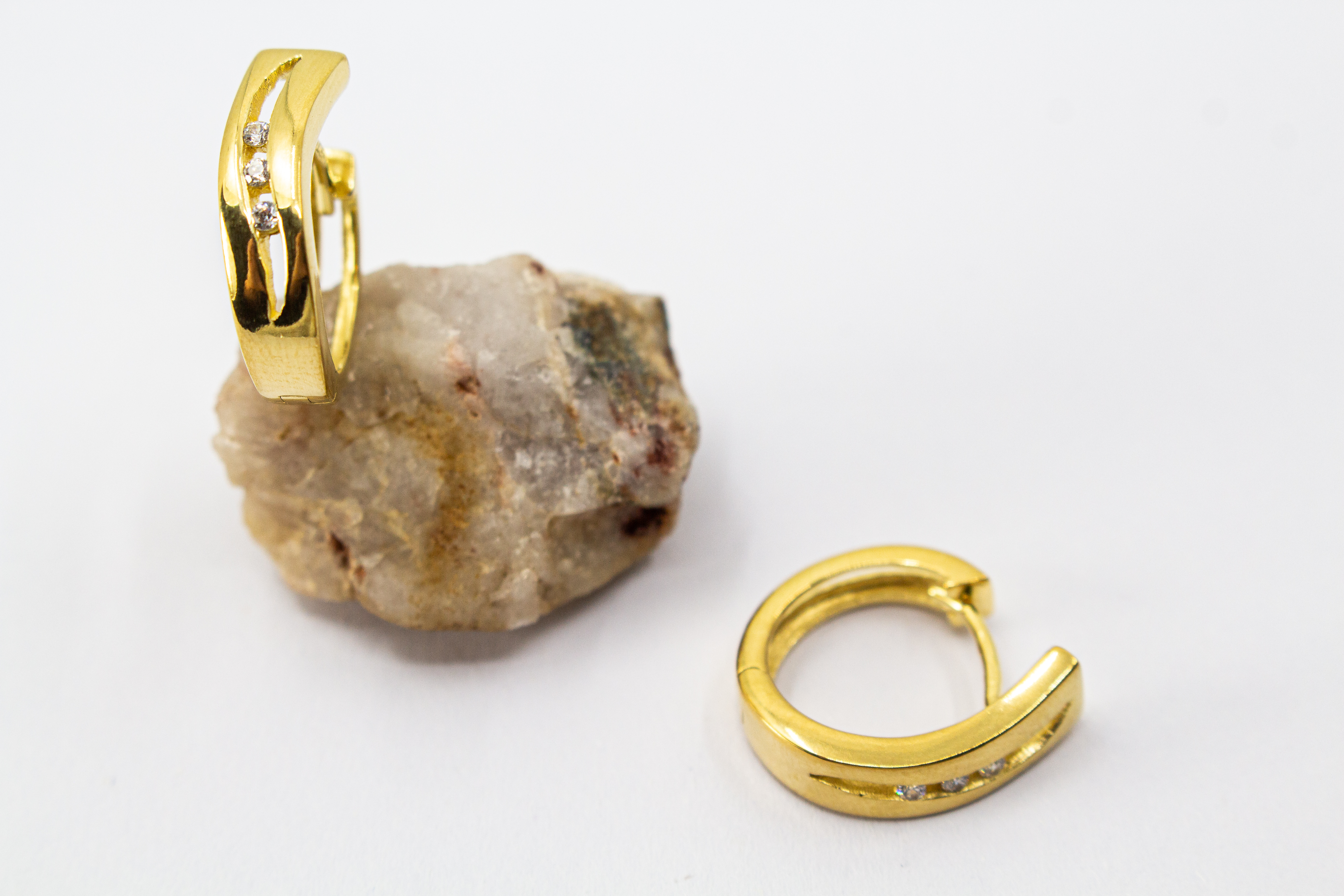 Elegante Creolen „Goldfunken“ aus 20 Mikron vergoldetem 925er Sterlingsilber mit funkelnden Zirkonia in geschwungener Form.