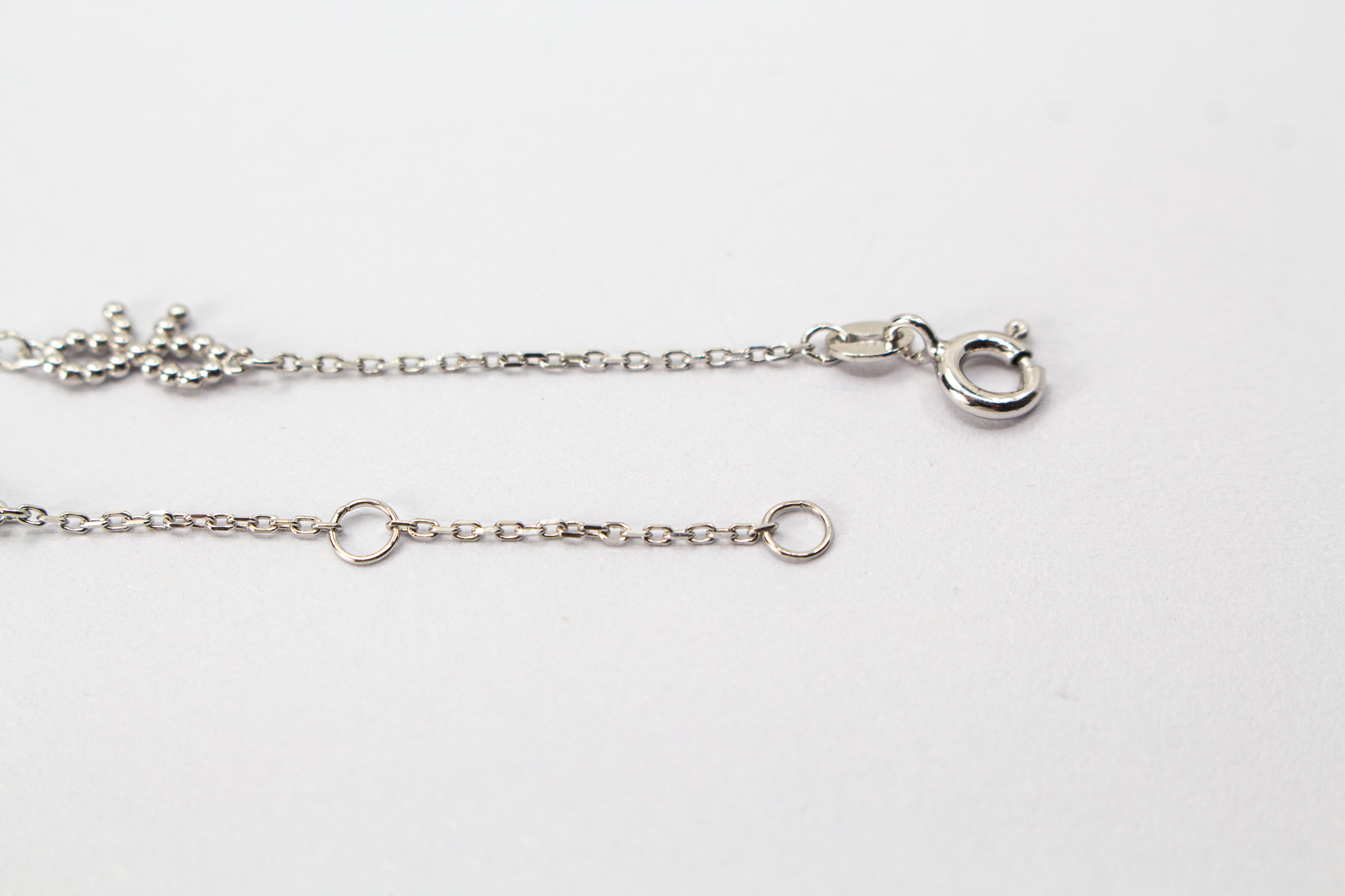 Armkettchen „Schleifenzauber“ aus rhodiniertem 925er Sterlingsilber mit filigranen Schleifen-Elementen in zeitlos elegantem Design.