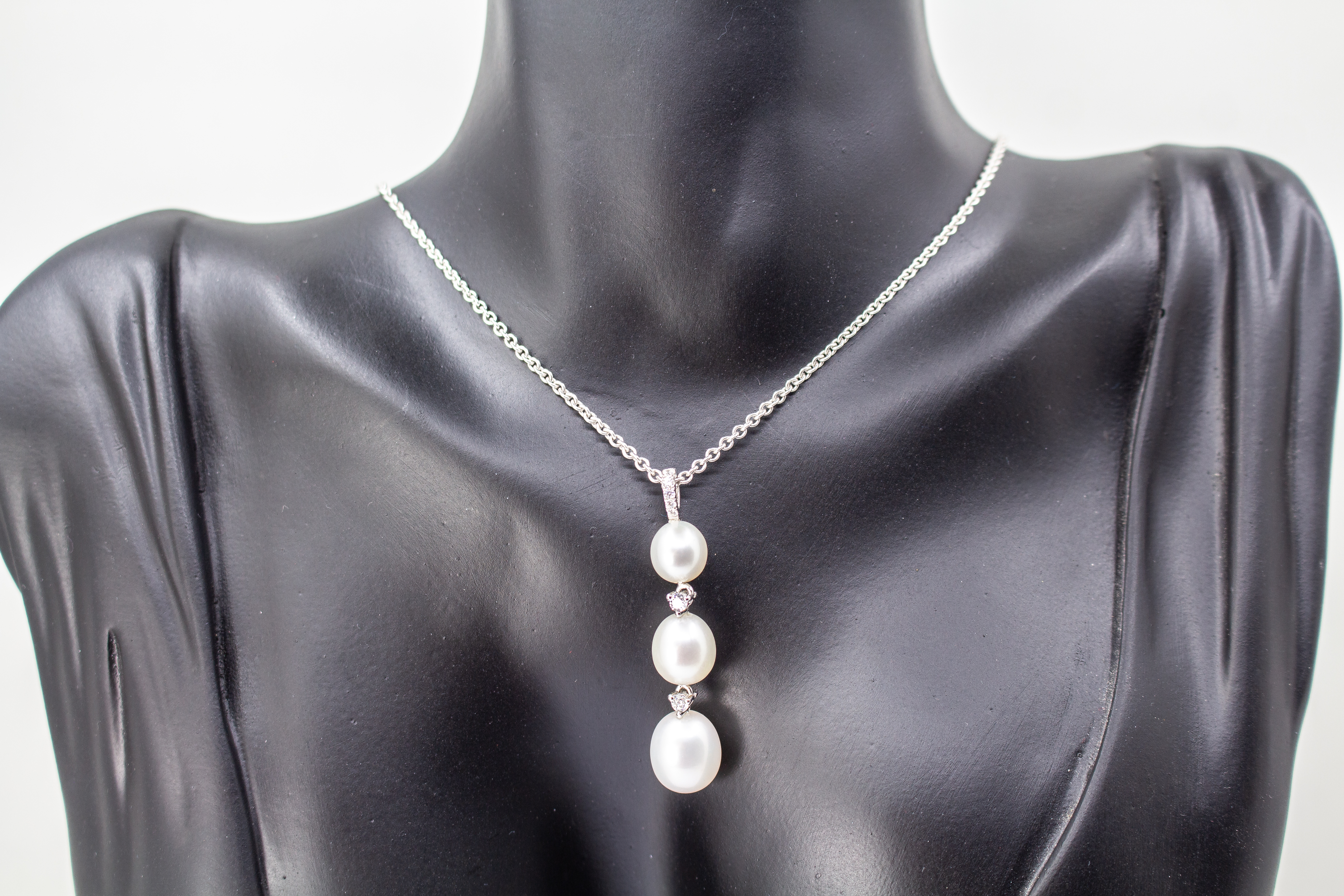 Hochwertiges Collier aus rhodiniertem 925er Sterlingsilber mit drei hängenden Süßwasserzuchtperlen und funkelnden Zirkonia-Zwischenelementen, Schmuckdesign von Regina Kraus