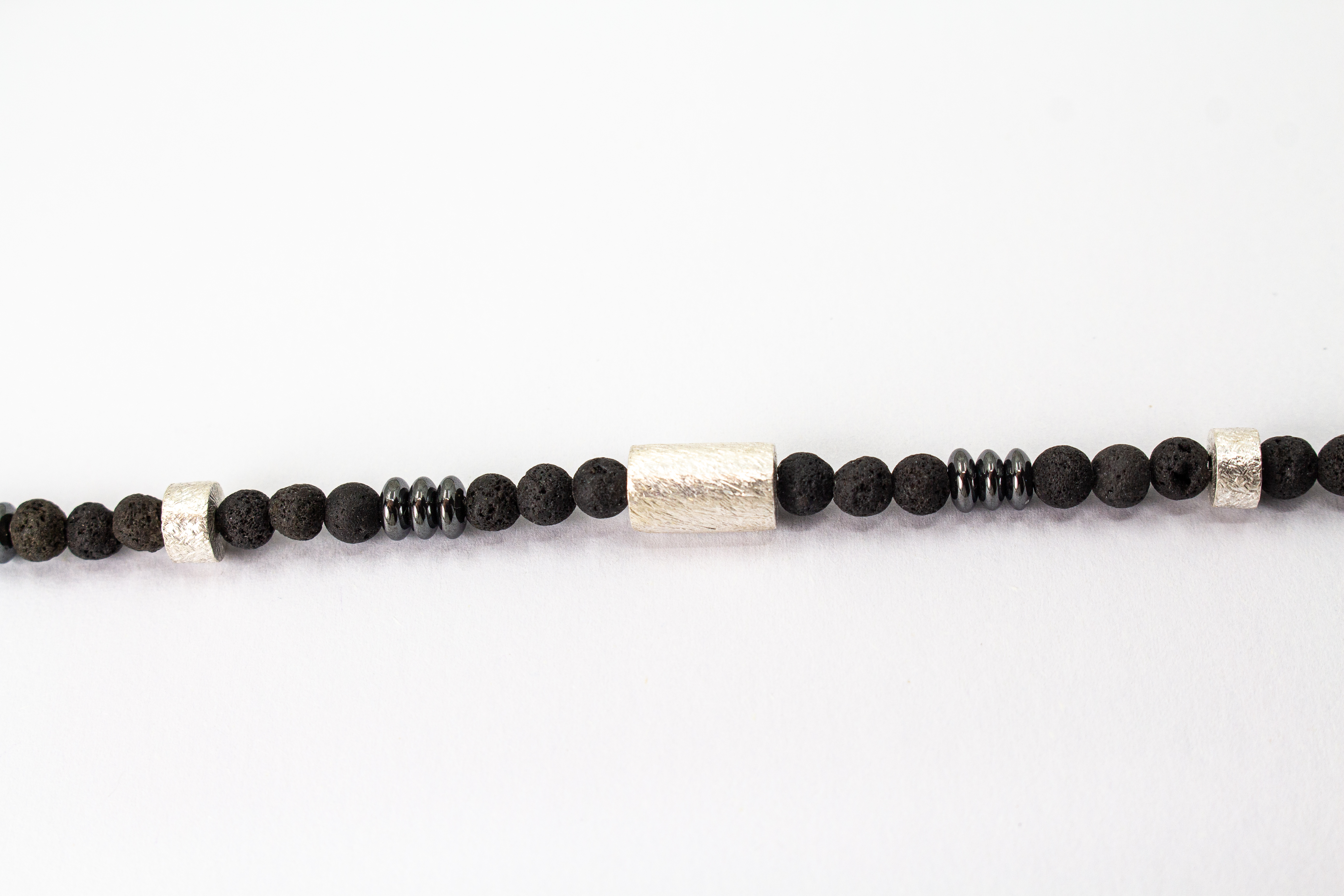 Herrenkette „Schwarze Glut“ aus mattem Lavastein, Hämatit und Zwischenteilen aus 925er Sterlingsilber im markanten maskulinen Design.