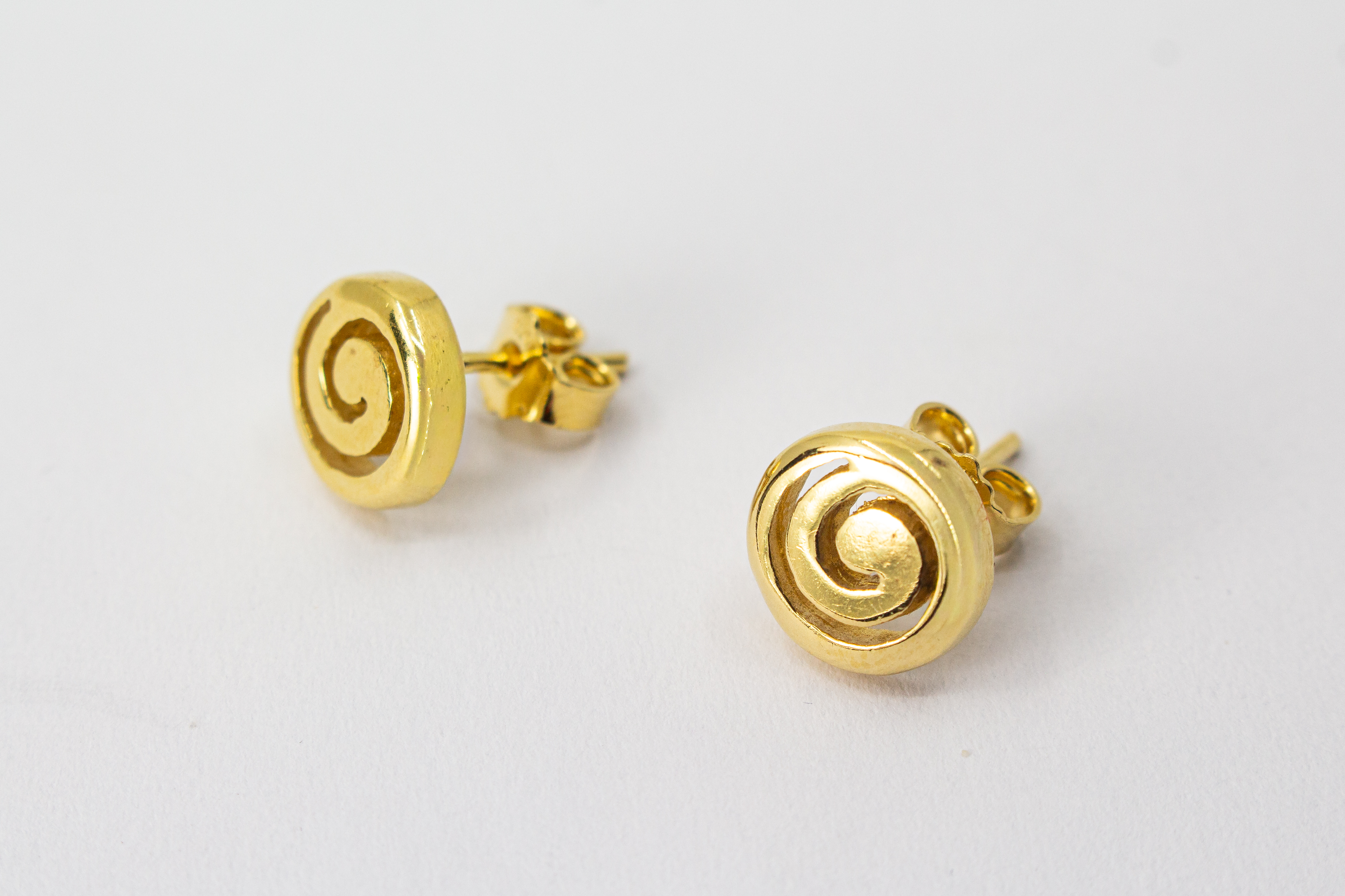 Schneckenförmige Ohrstecker kaufen - vergoldete Ohrstecke kaufen