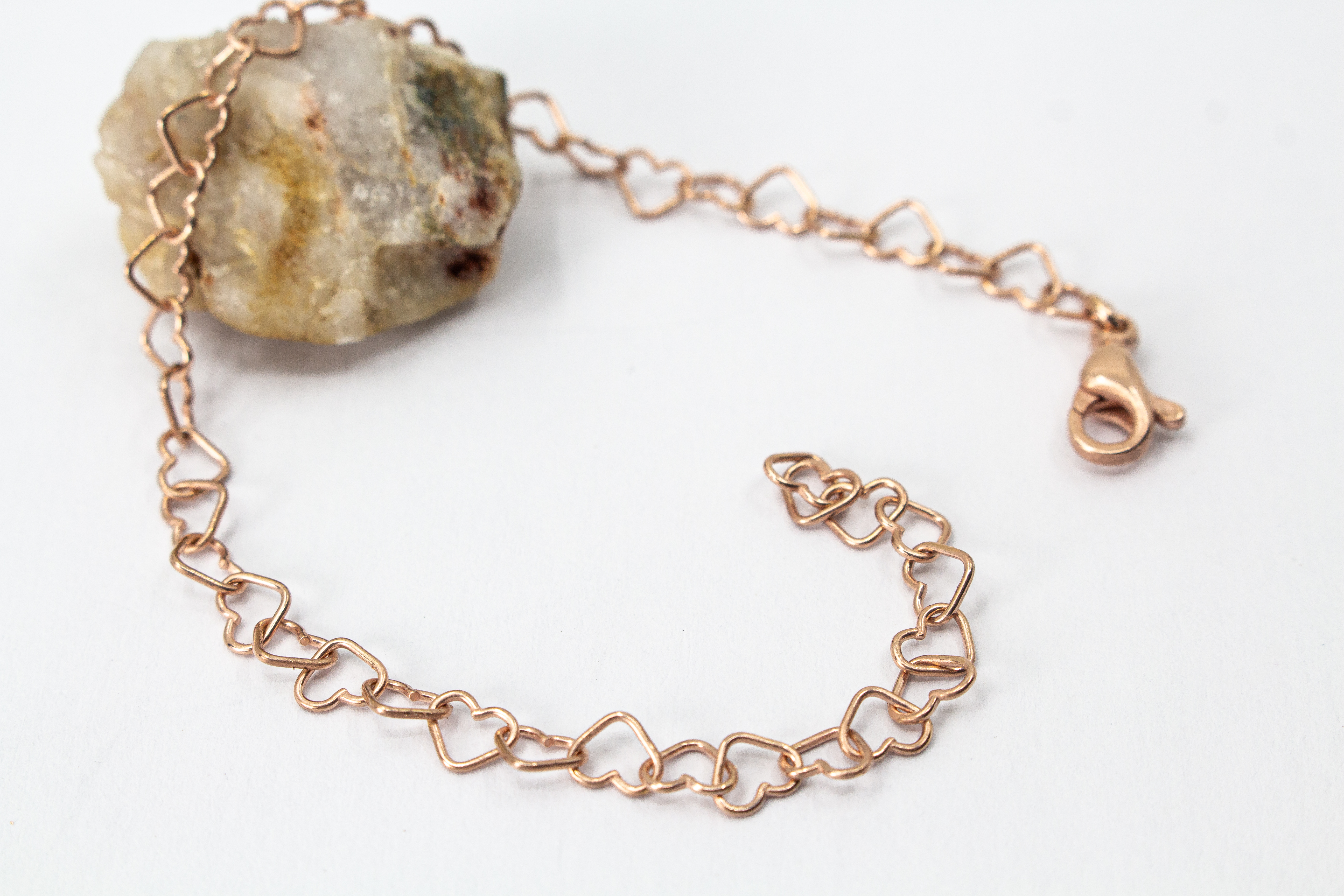 Filigranes Kettenglieder-Armband „Herz an Herz“ aus 20 Mikron rosé vergoldetem 925er Sterlingsilber, exklusiv erhältlich im Schmuck-Onlineshop der Goldschmiede Regina Kraus.