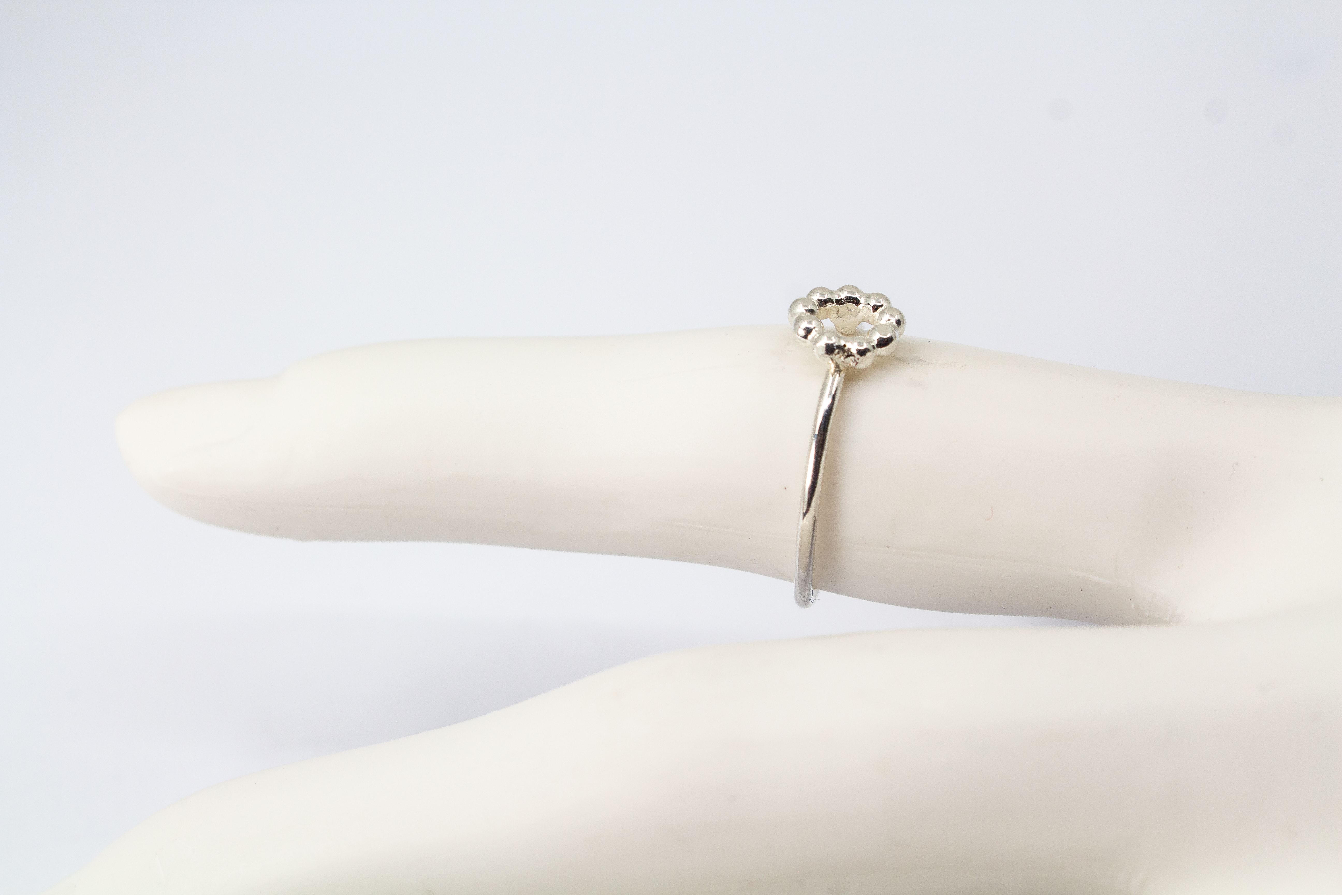 Zarter Silberring aus 925er Sterlingsilber mit einem dekorativen Kreis aus kleinen Silberperlen im Onlineshop von Goldschmiede Regina Kraus.